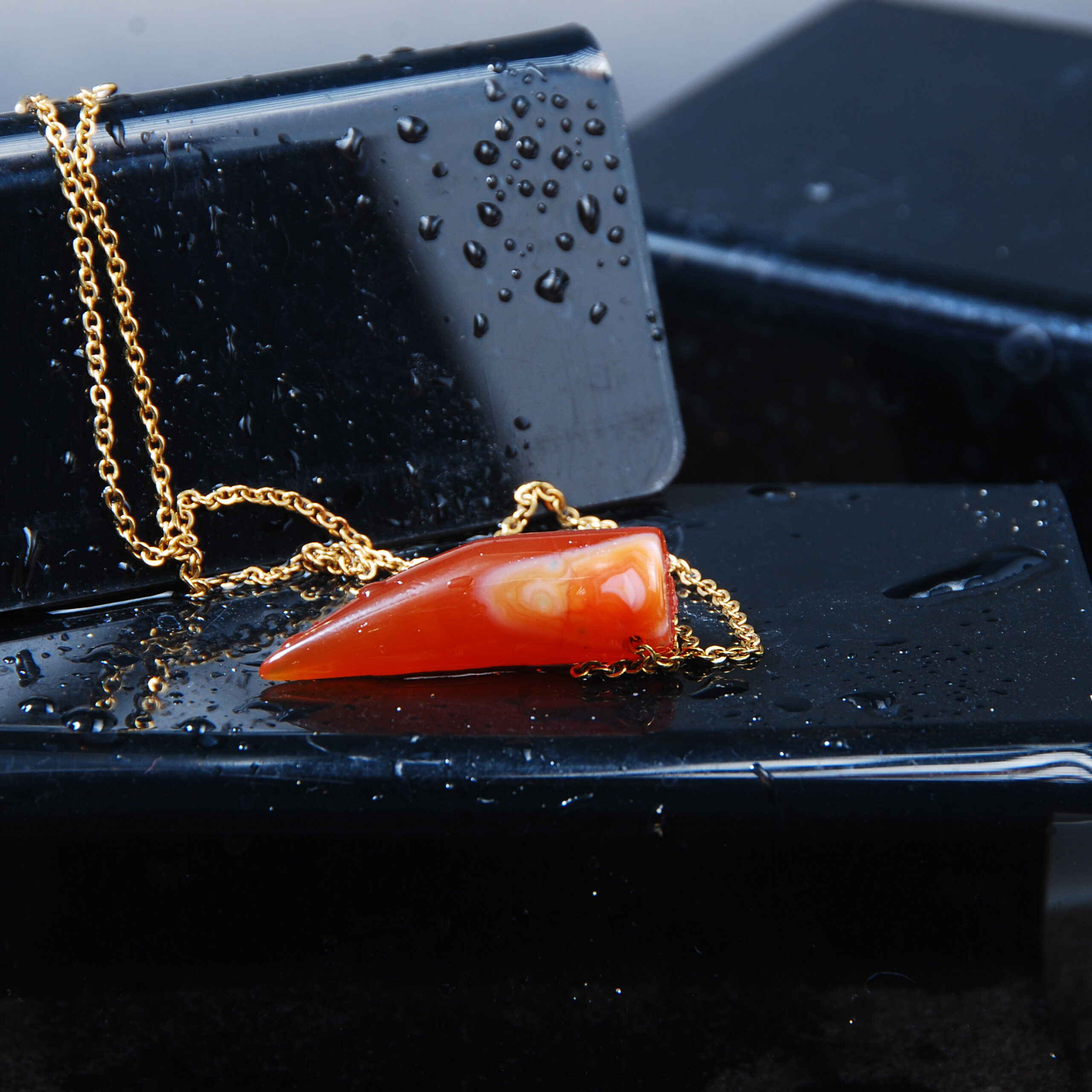 گردنبند عقیق قهوه ای جزع دندان شیری