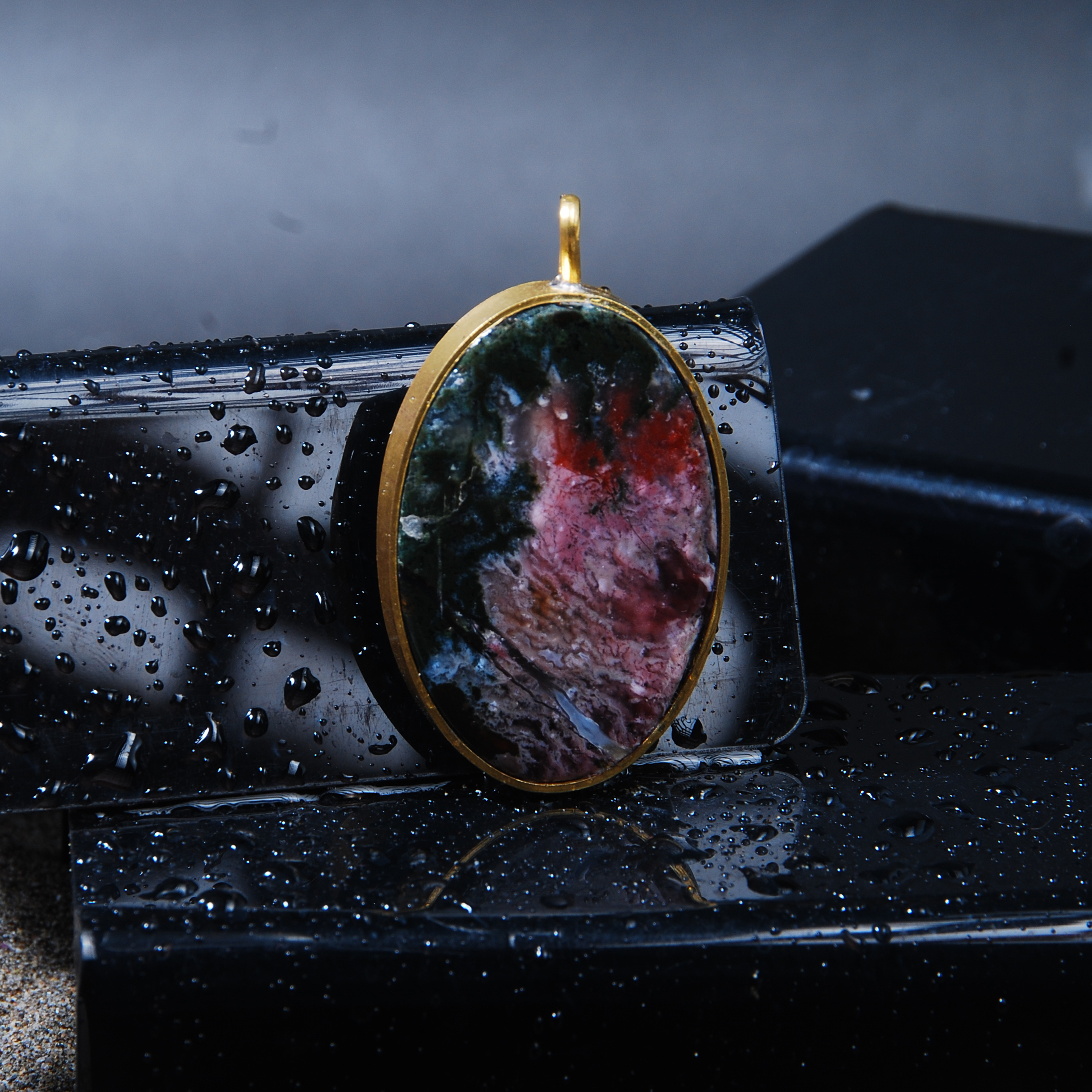 گردنبند عقیق شجر جنگلی سبز و صورتی (همراه با قاب برنجی)