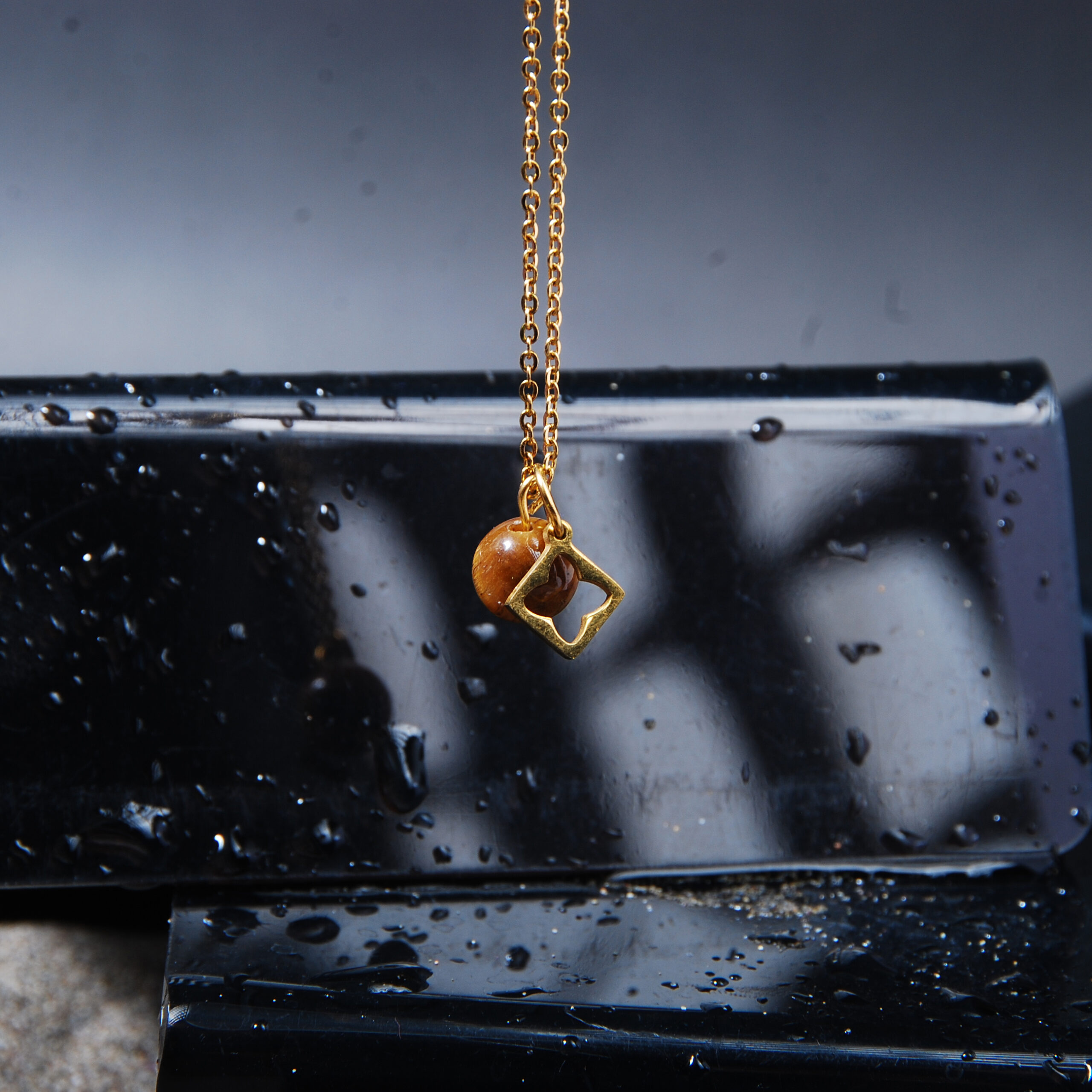 آویز ساعت چشم ببر