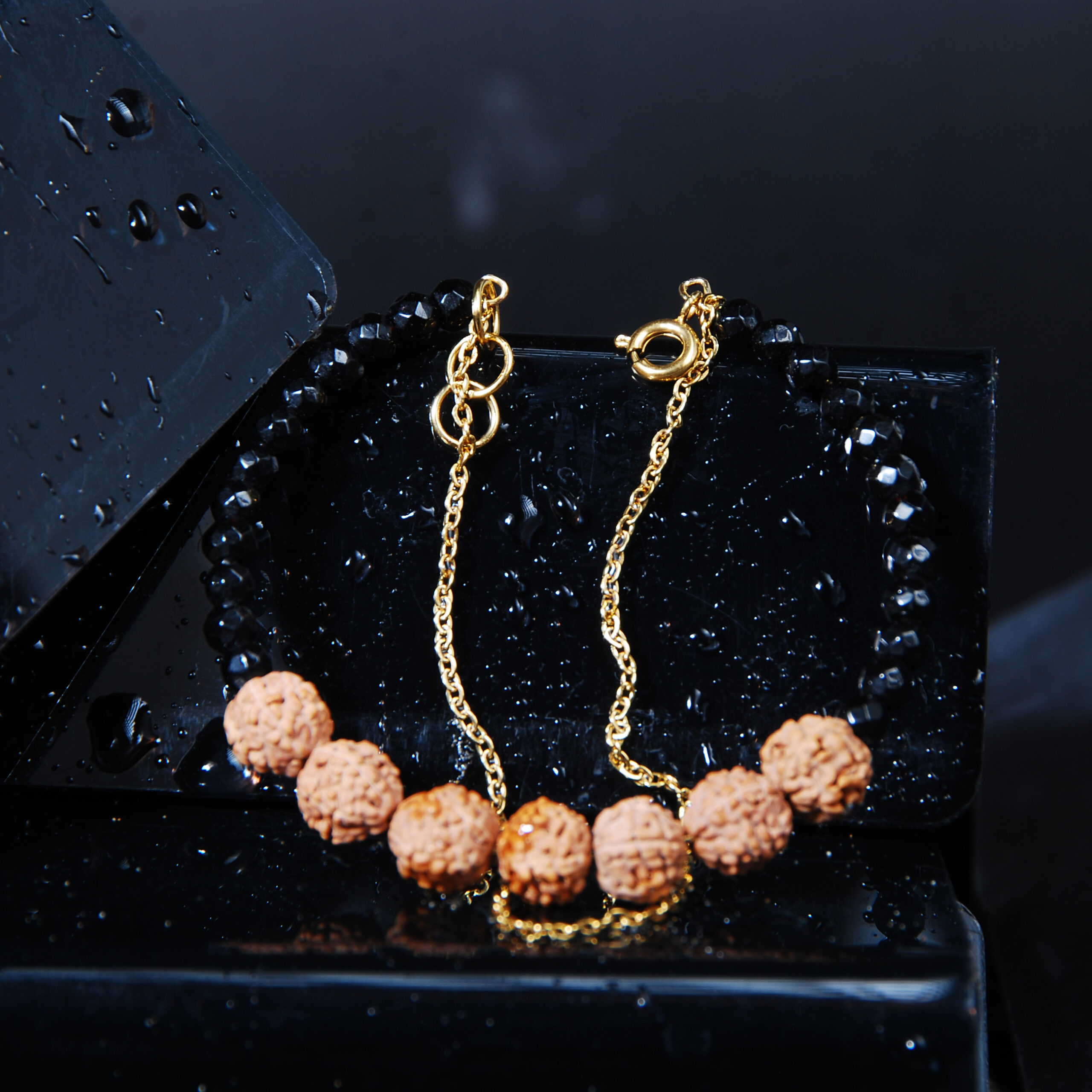 دستبند هفت رودروکشا با زنجیر طلایی