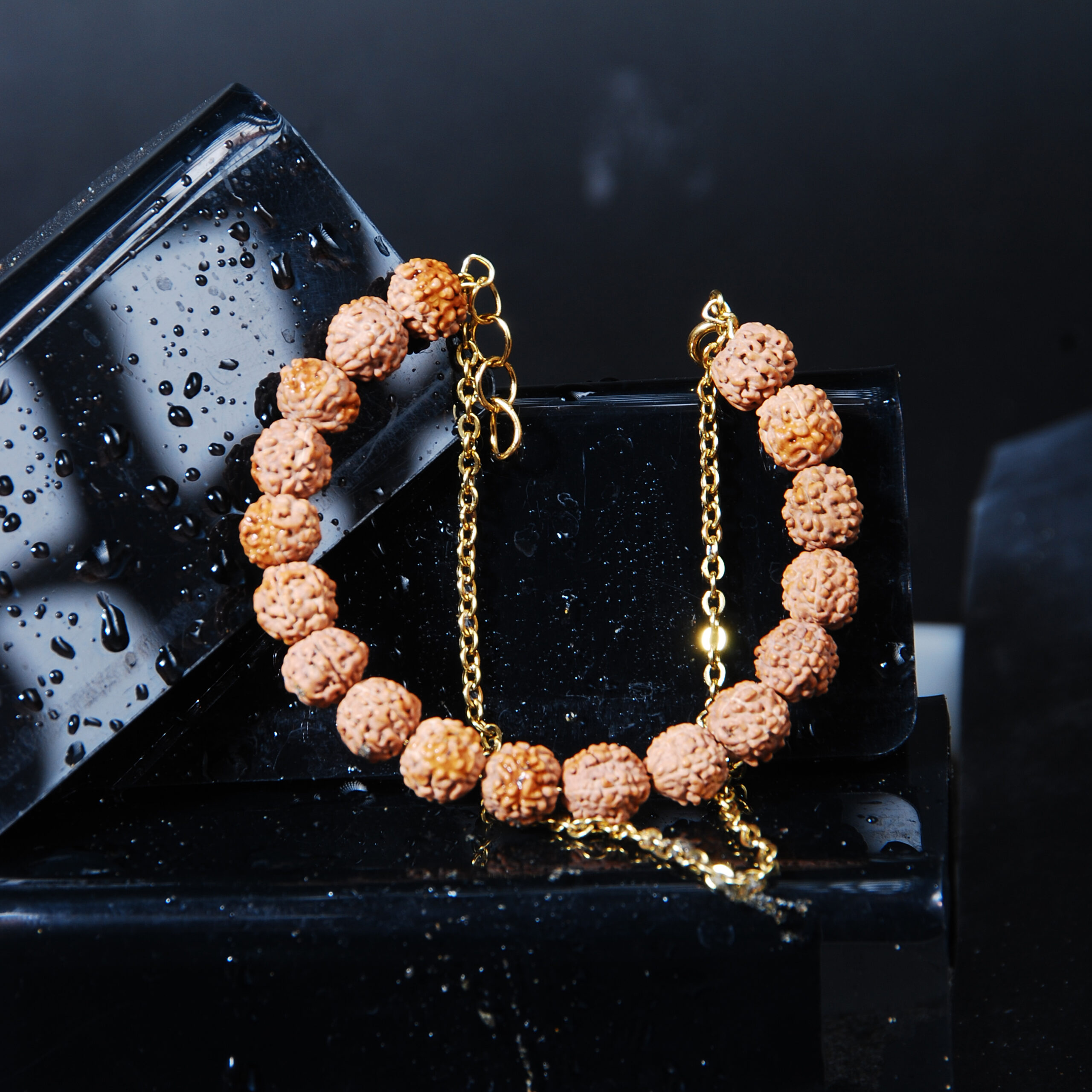 دستبند رودراکشا طلایی