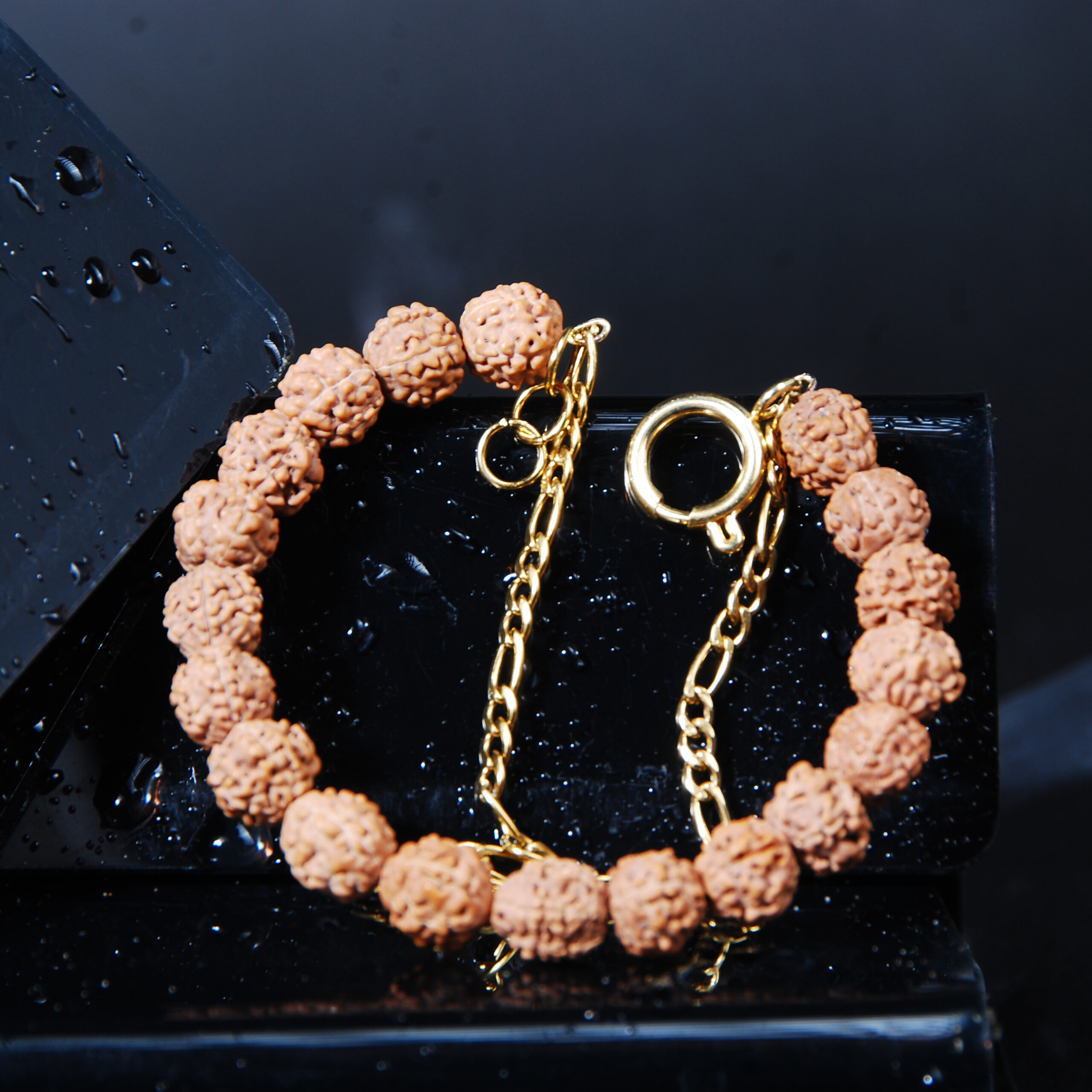 دستبند رودراکشا قفل بزرگ طلایی