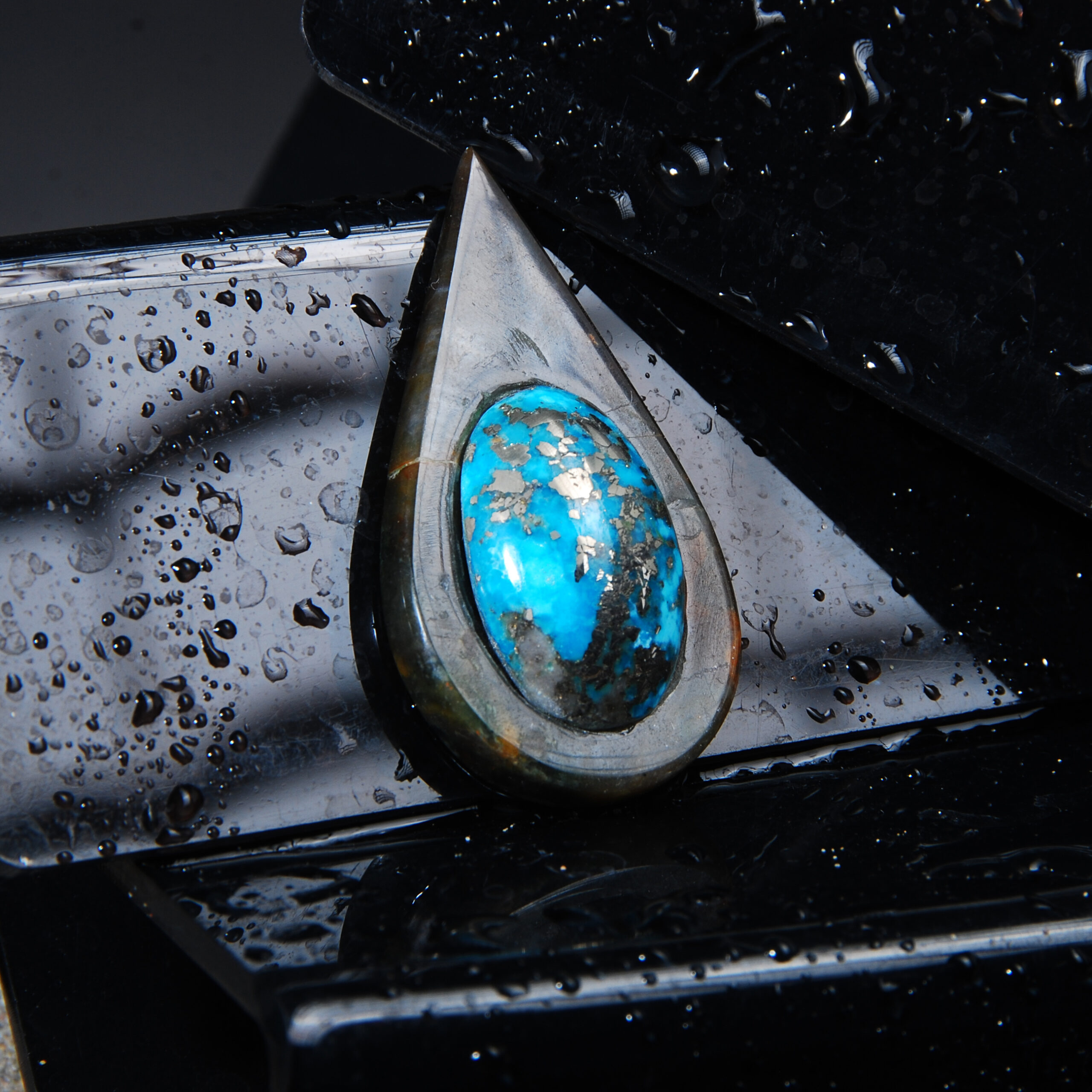 نگین عقیق سبز اشک و فیروزه کرمان آبی بیضی (احیا شده ) 11.10گرم