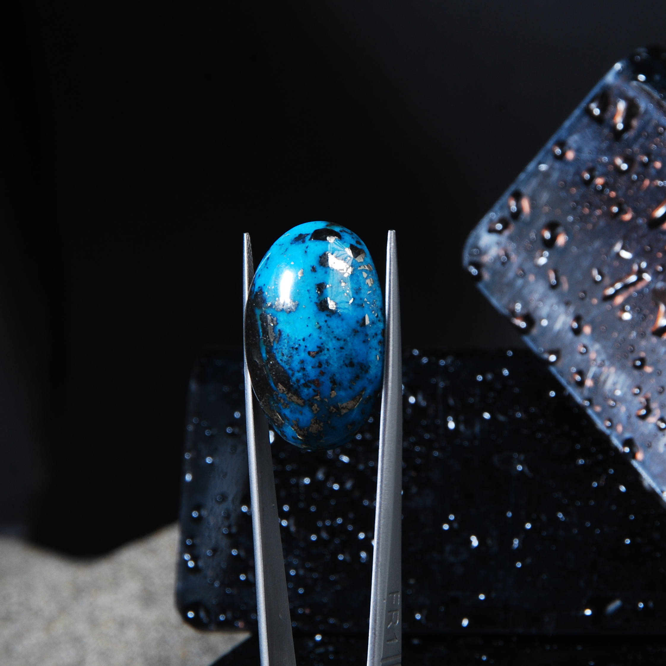 نگین فیروزه پیریت دار کرمان تمام مغز آبی بیضی (احیا شده ) 10.00گرم