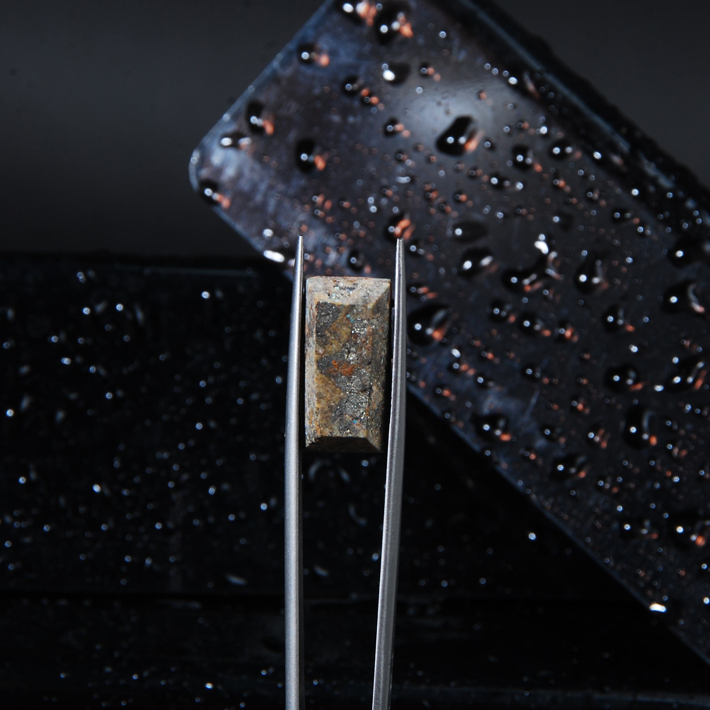 نگین فیروزه نیشابور آبی پیریت دار مستطیلی 1.73گرم