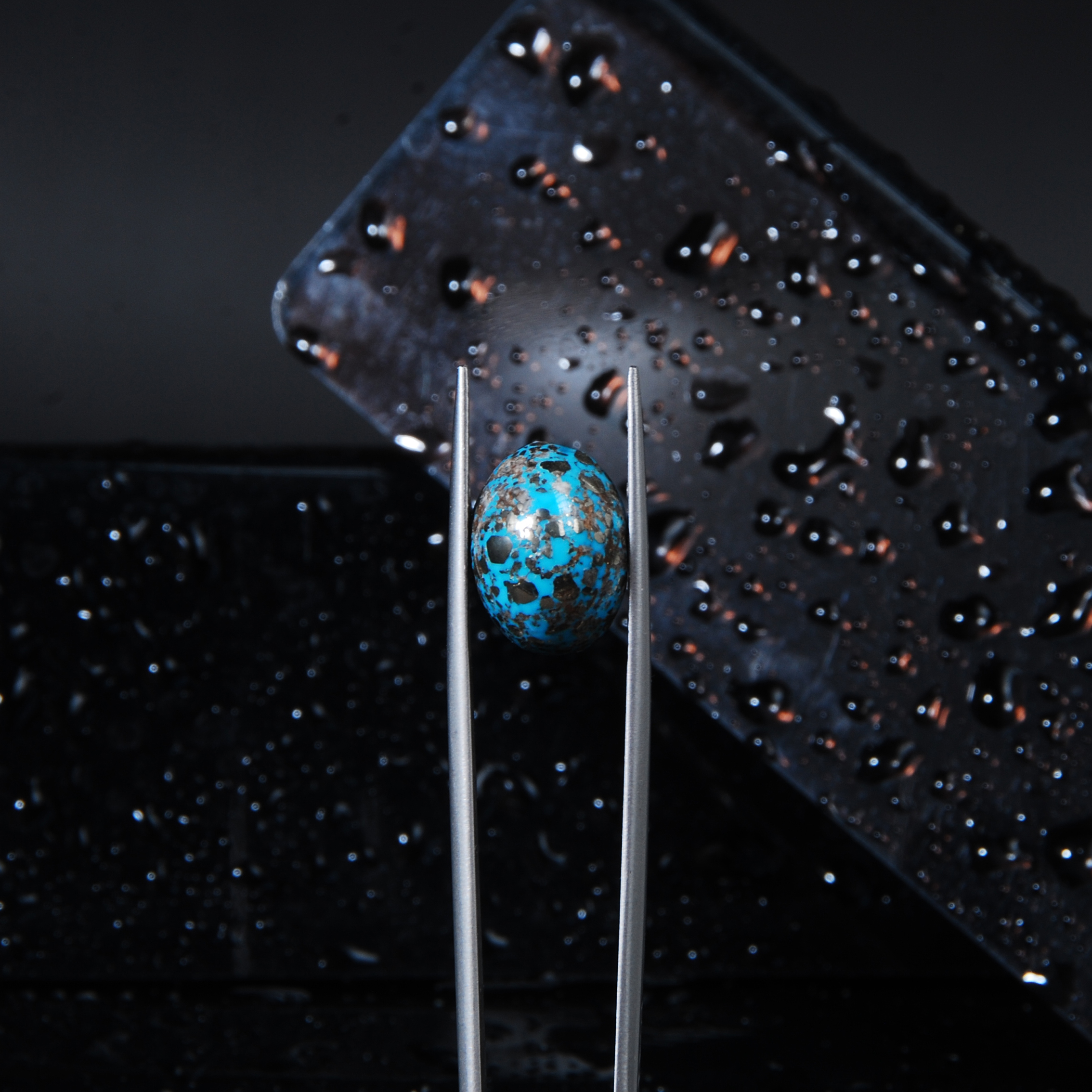 نگین فیروزه نیشابور تمام مغز طبیعی پیریت دار بیضی 2.35گرم