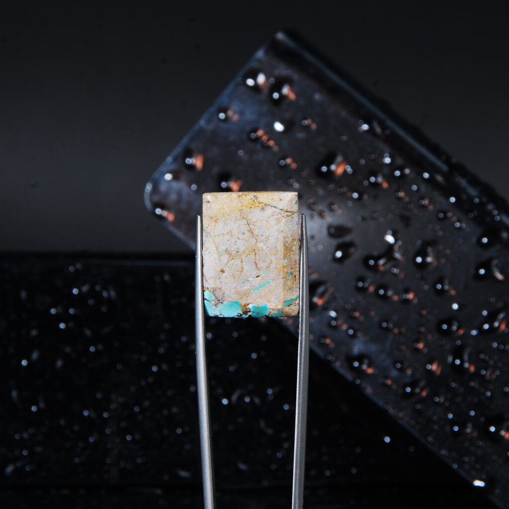 نگین فیروزه نیشابور طبیعی مستطیلی 2.77گرم