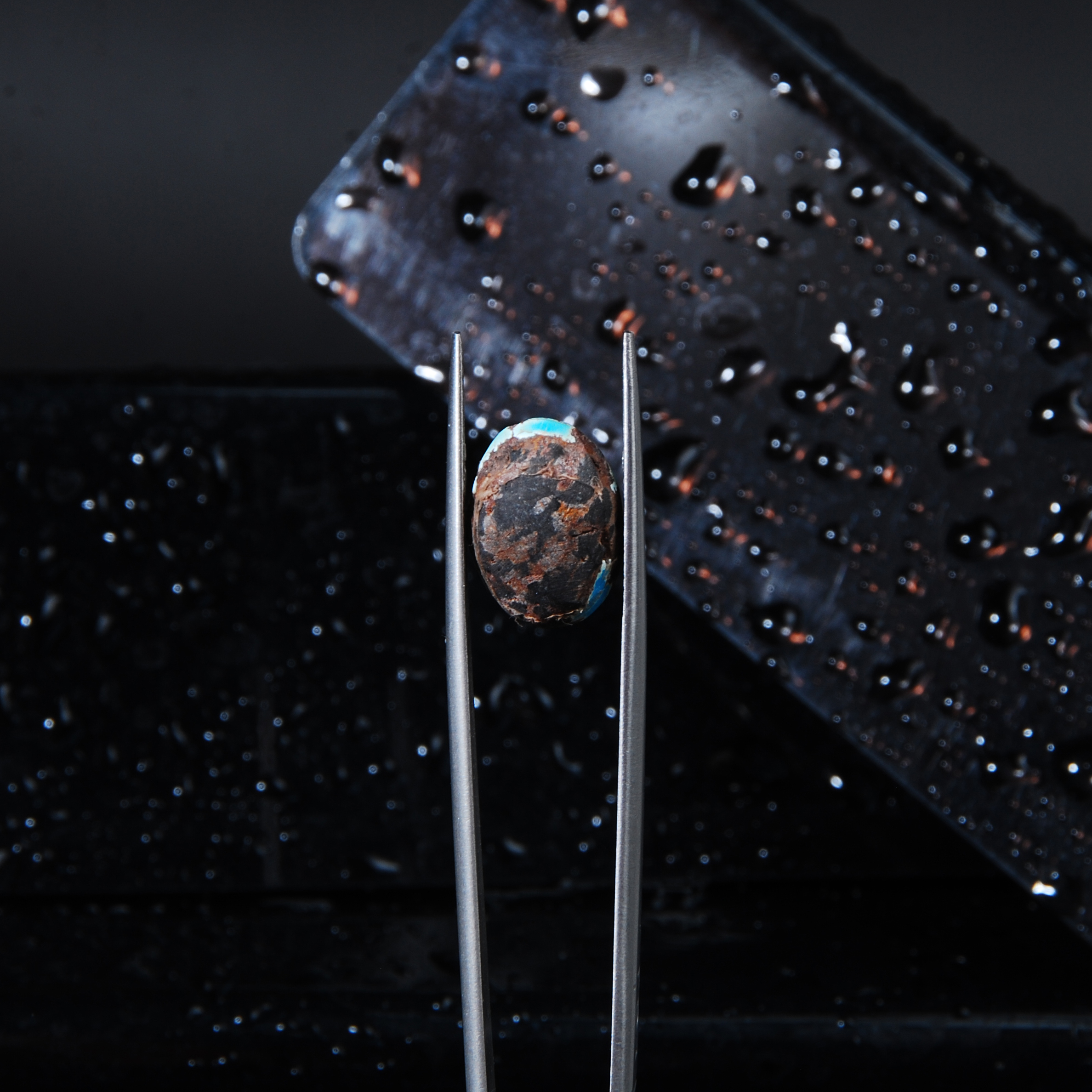 نگین فیروزه نیشابور رگه دار بیضی 1.45گرم