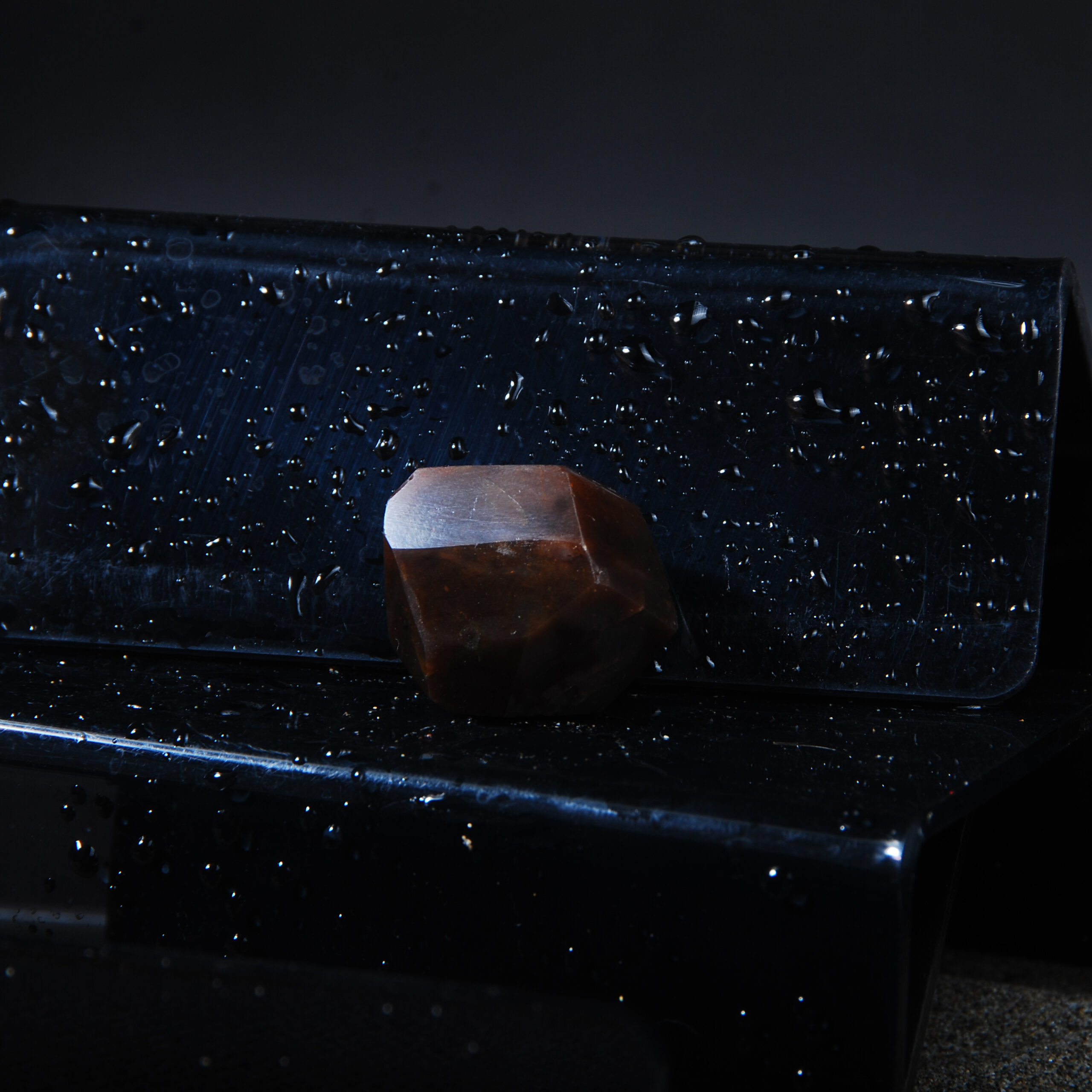 سنگ راف گارنت آلماندین قرمز تیره دفرمه گرم