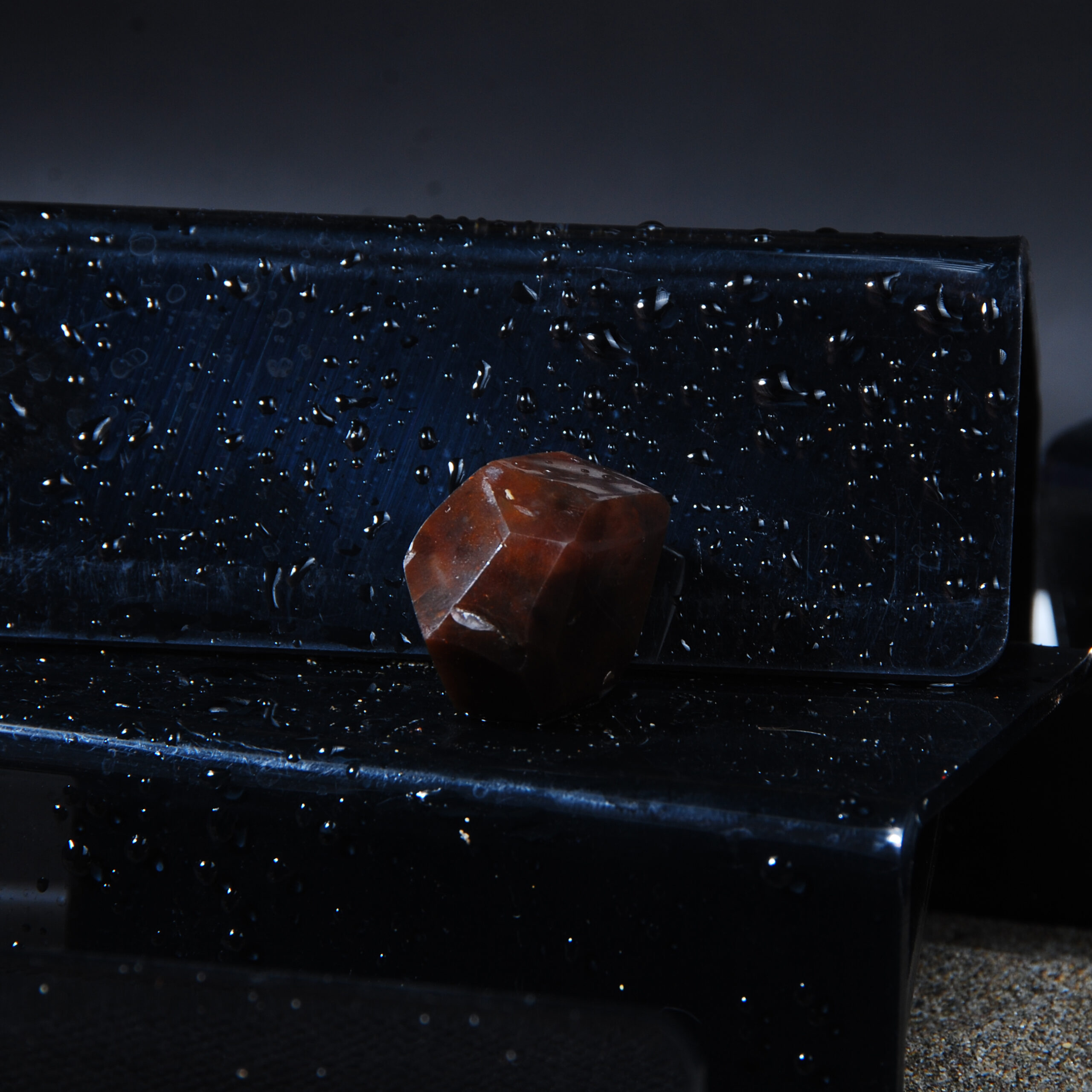 سنگ راف گارنت آلماندین قرمز تیره دفرمه گرم