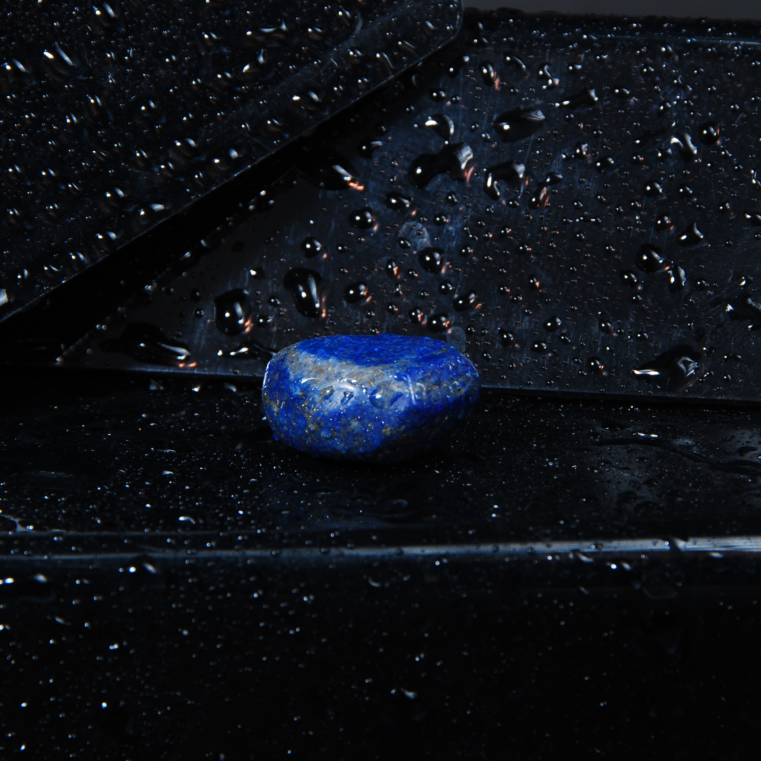 سنگ لاجورد آبی طبیعی دفرمه 8.31گرم