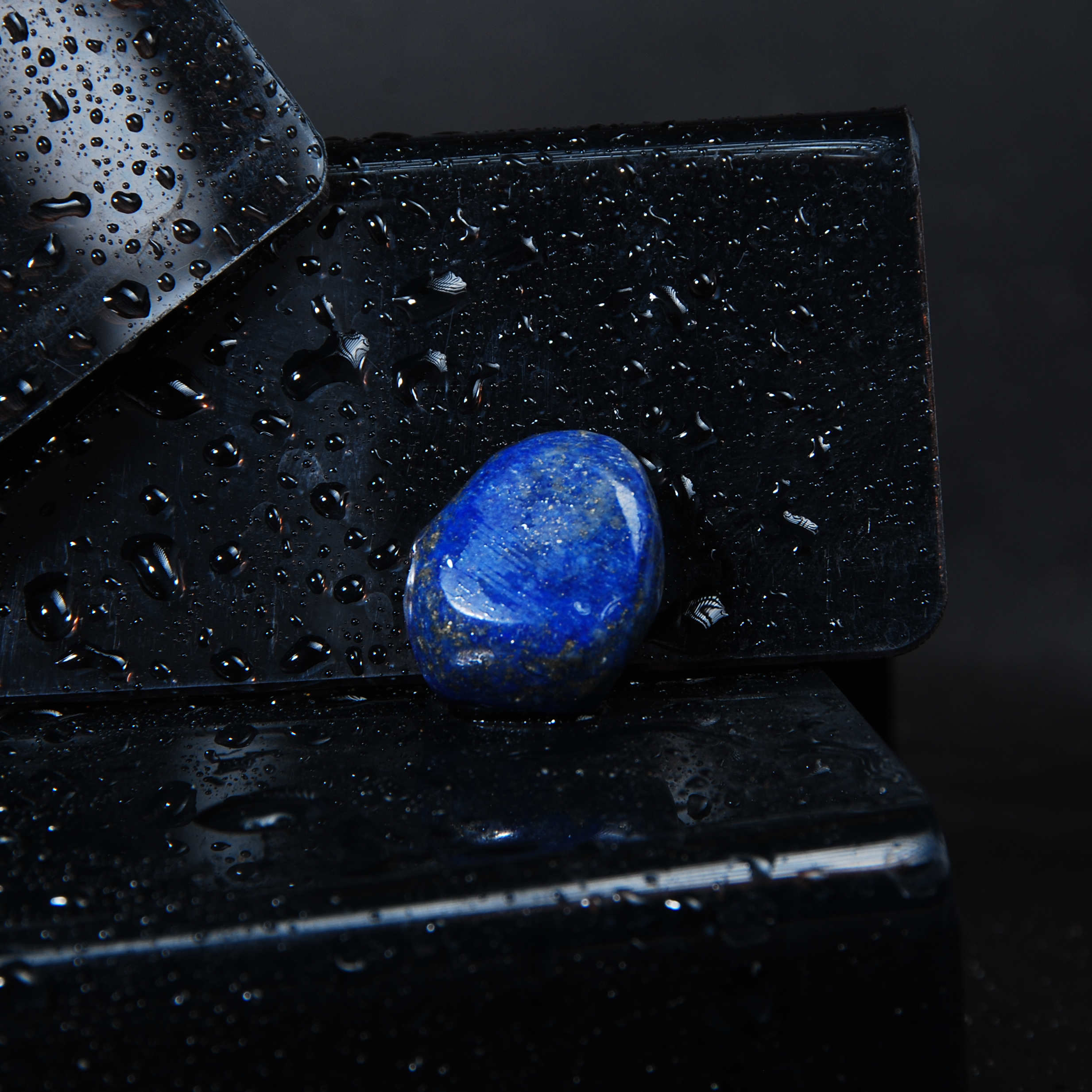 سنگ لاجورد آبی طبیعی دفرمه 8.31گرم