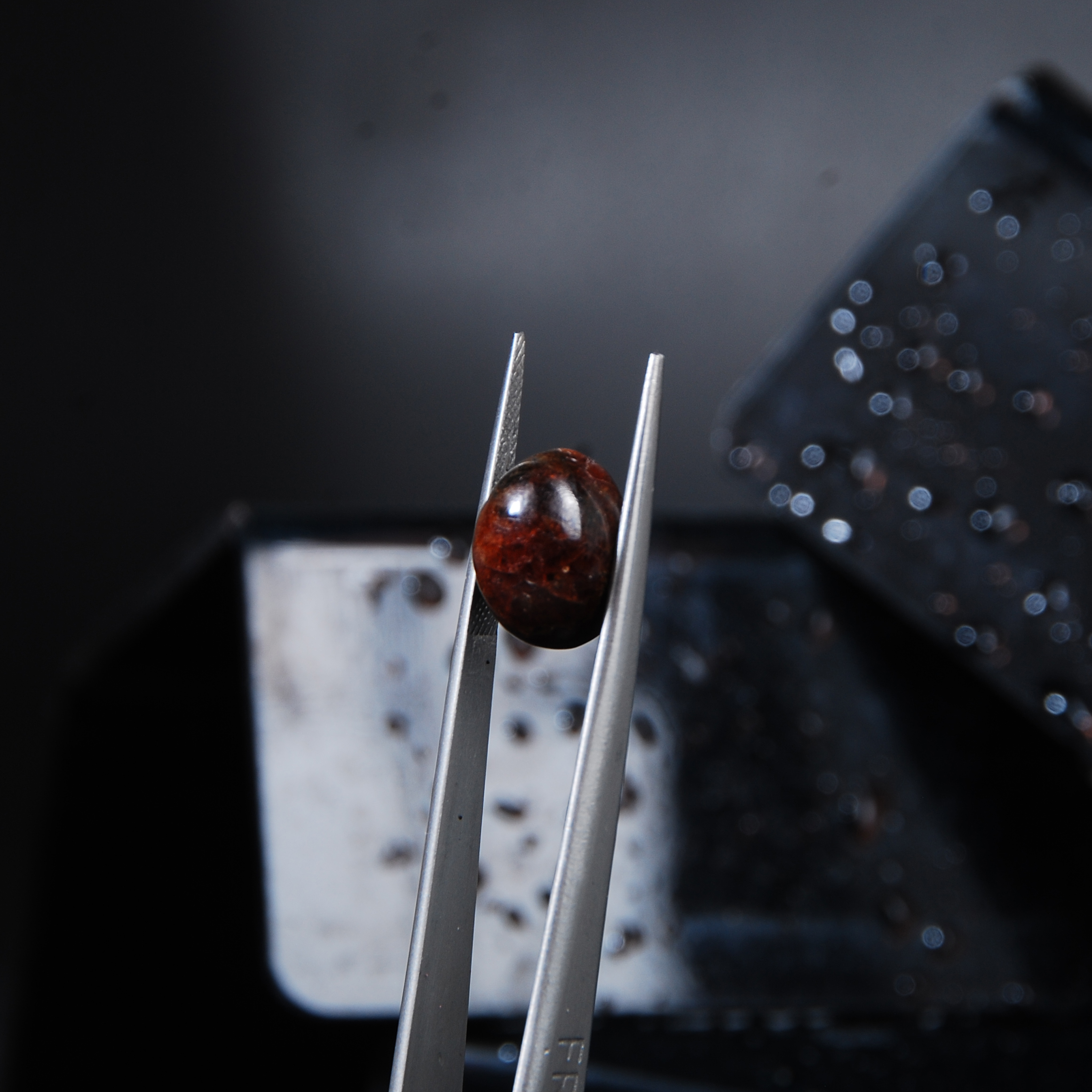 نگین گارنت آلماندین قرمز تیره بیضی 2.23 گرم