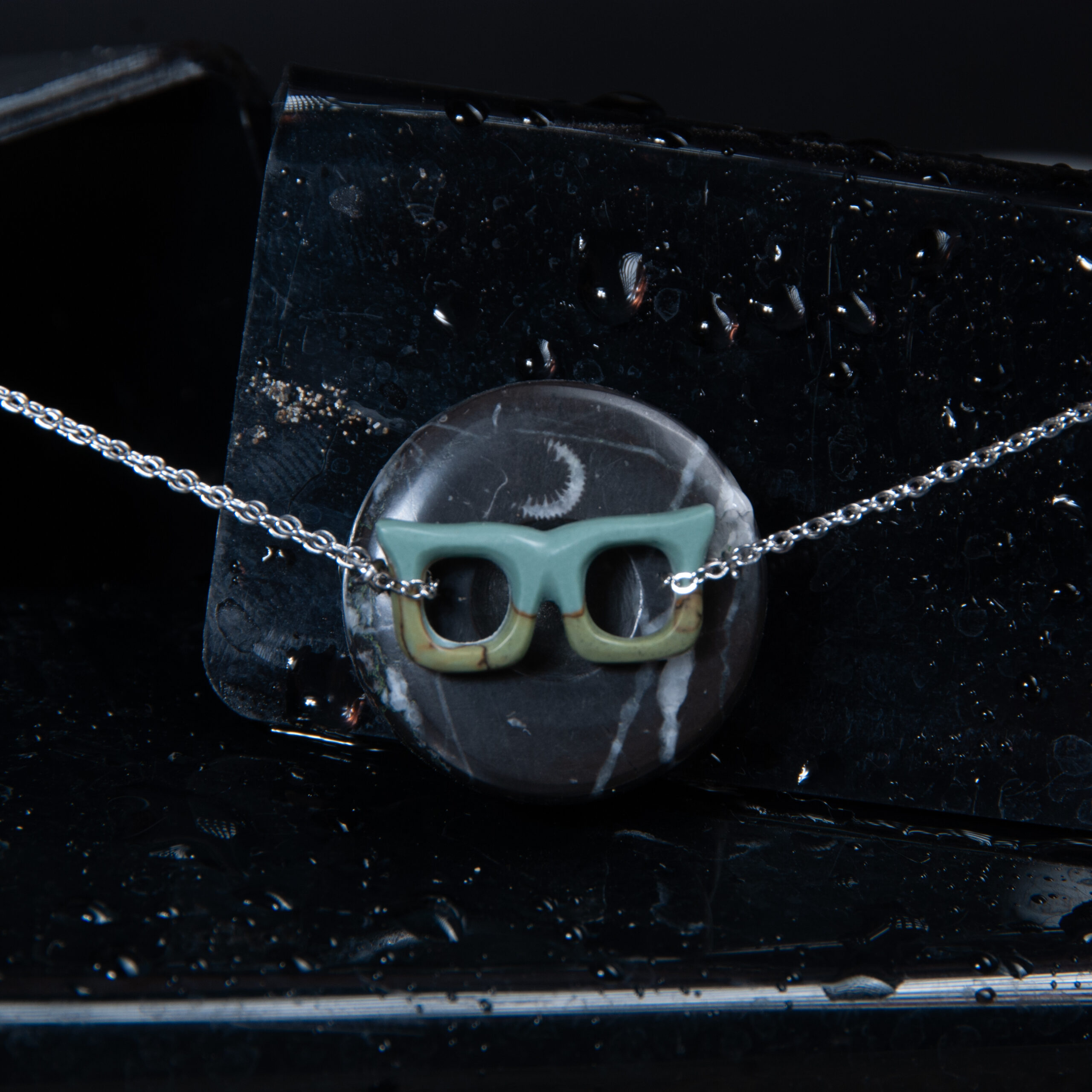 گردنبند عینک سبز و کرم با سنگ جاسپر منظره 2.36گرم