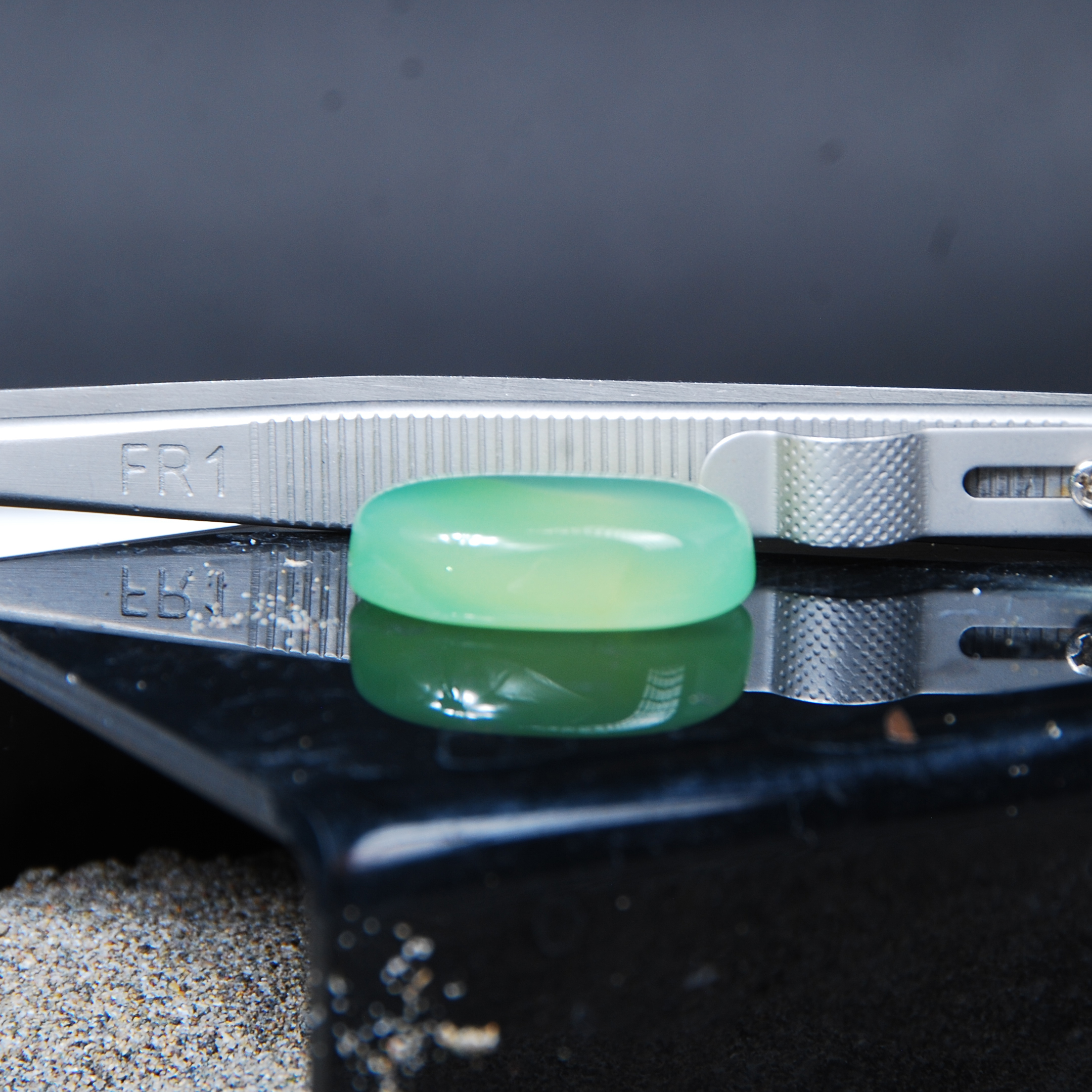 نگین عقیق سبز کاهویی طبیعی بیضی 5.15گرم