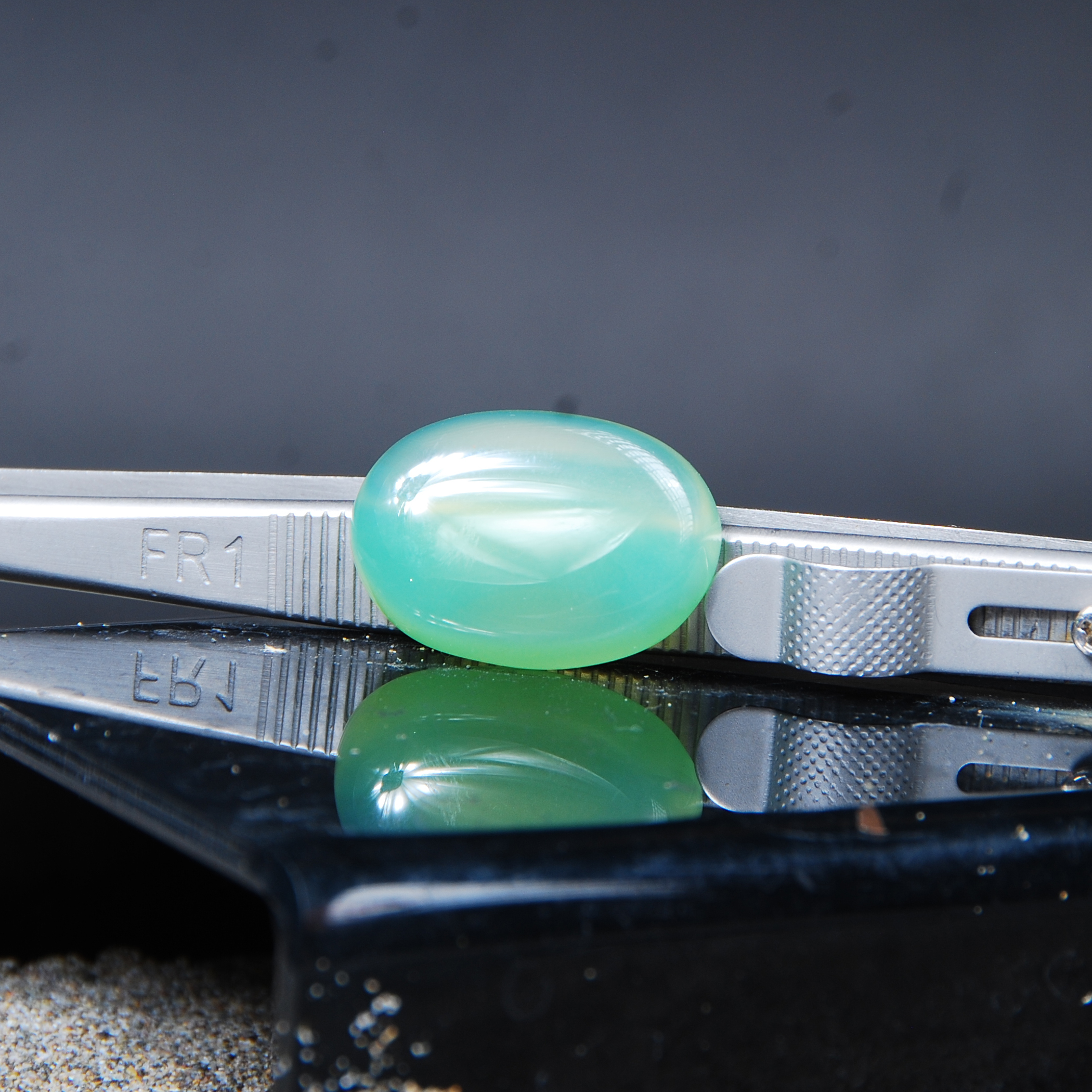 نگین عقیق سبز کاهویی طبیعی بیضی 4.35گرم