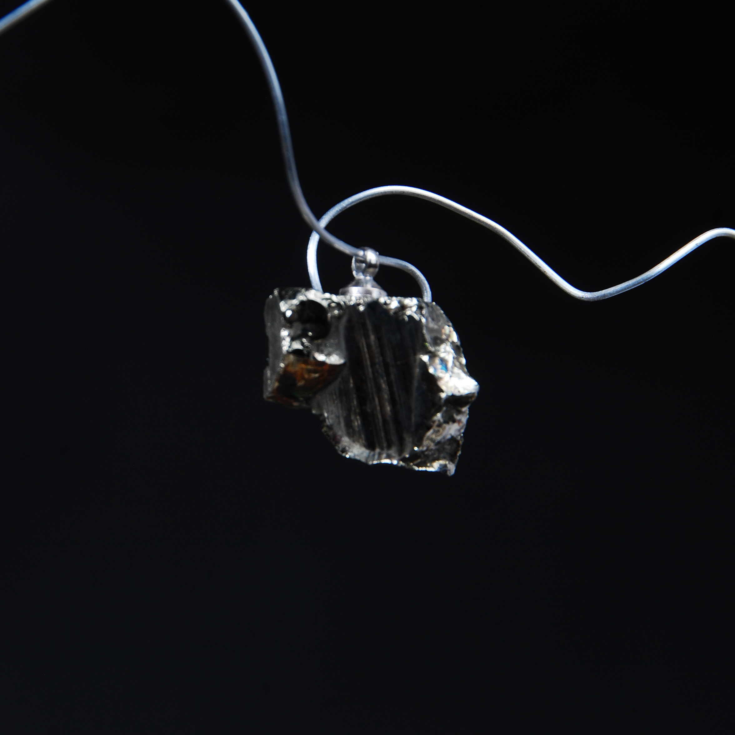 گردنبند پیریت طلایی دفرمه طبیعی 4.38 گرم