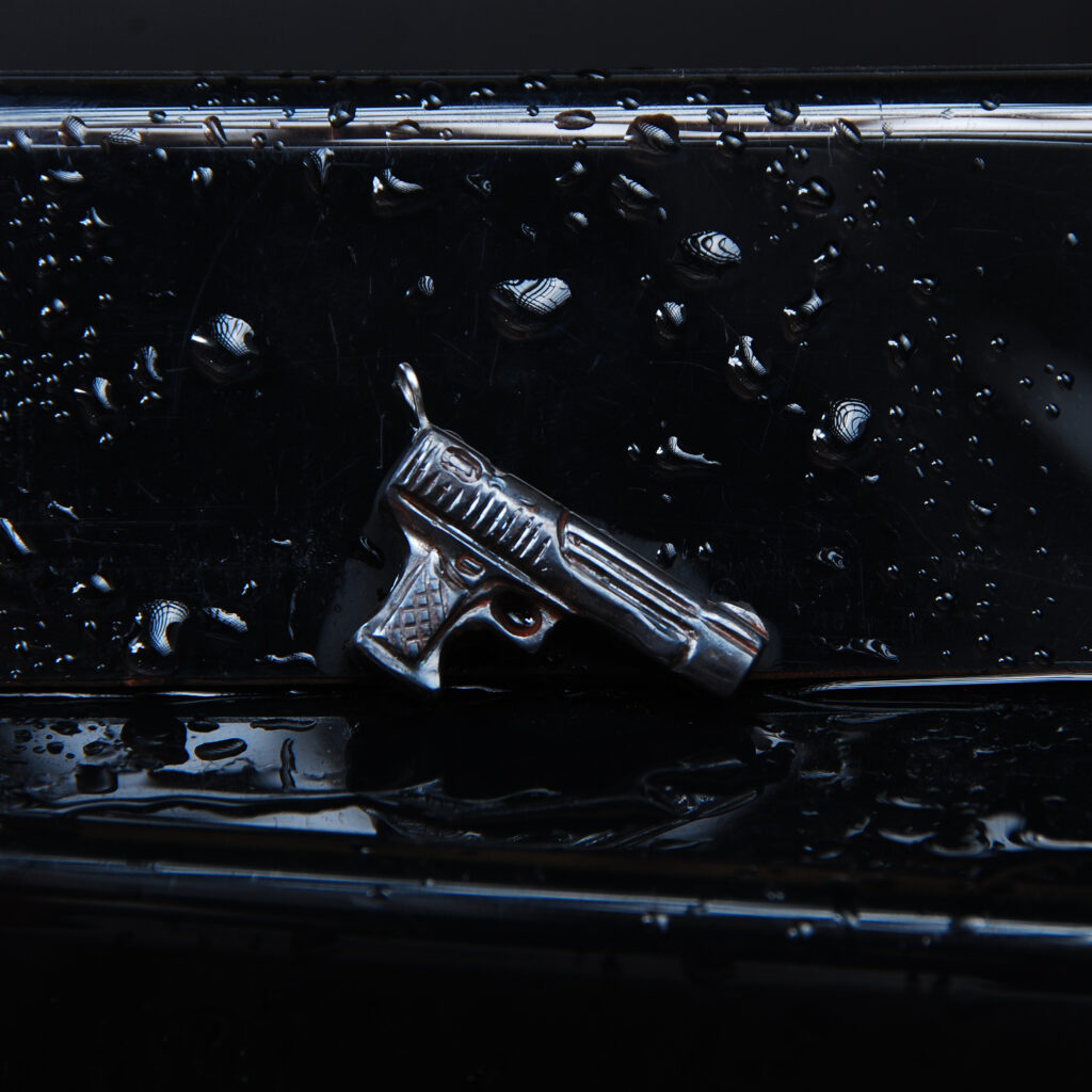 گردنبند اسلحه کلت مشکی مردانه حدید نقره ای 6.57گرم