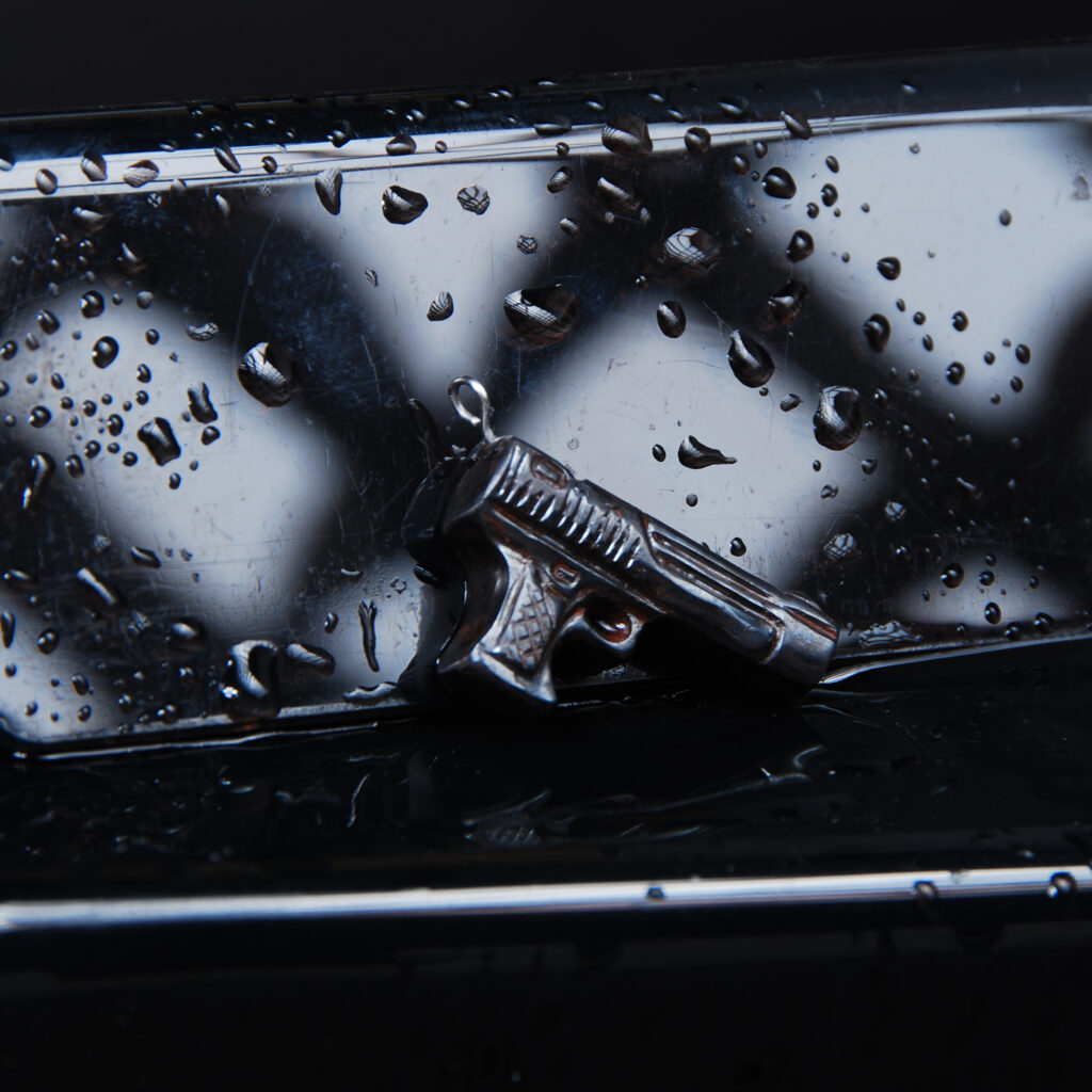 گردنبند اسلحه کلت مشکی مردانه حدید نقره ای 6.57گرم