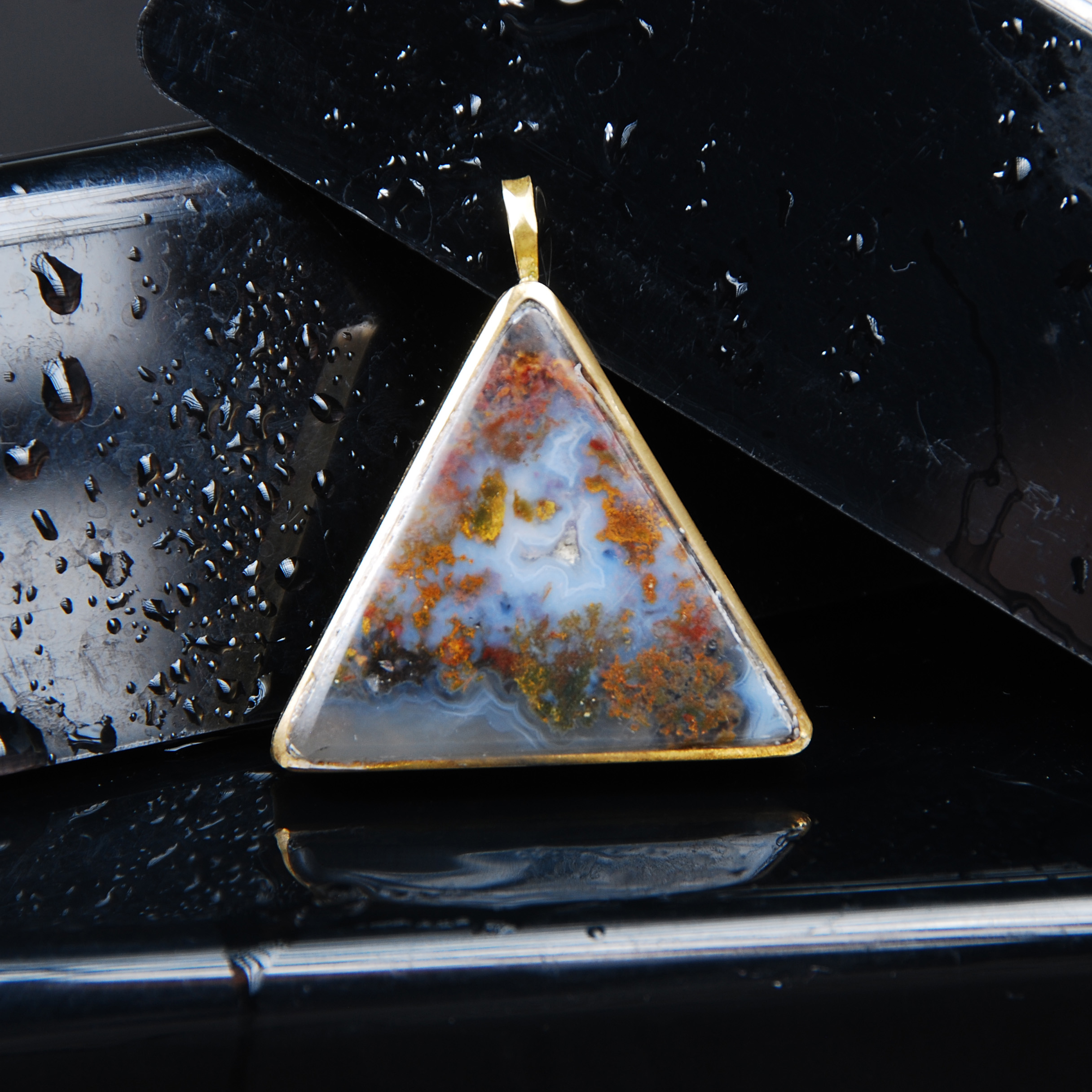 گردنبند عقیق شجر دریایی مثلثی همراه با قاب برنجی