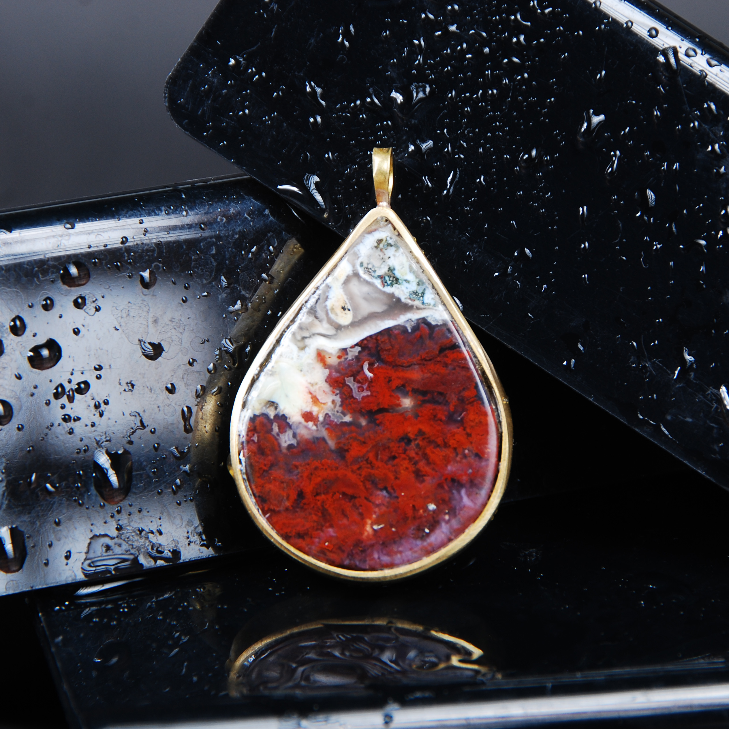 گردنبند عقیق شجر آتشین (همراه با قاب برنجی)