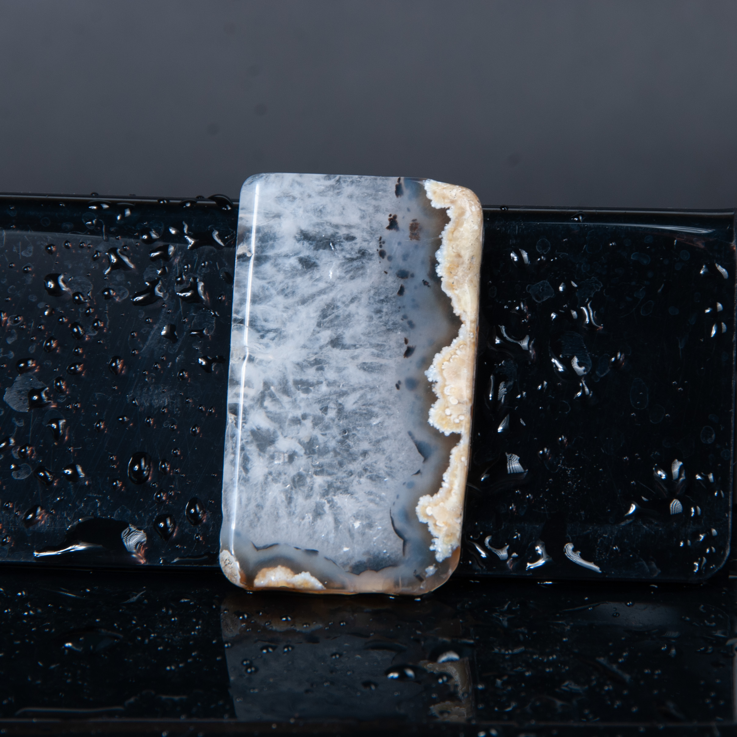 نگین کوارتز با حاشیه عقیق سلیمانی