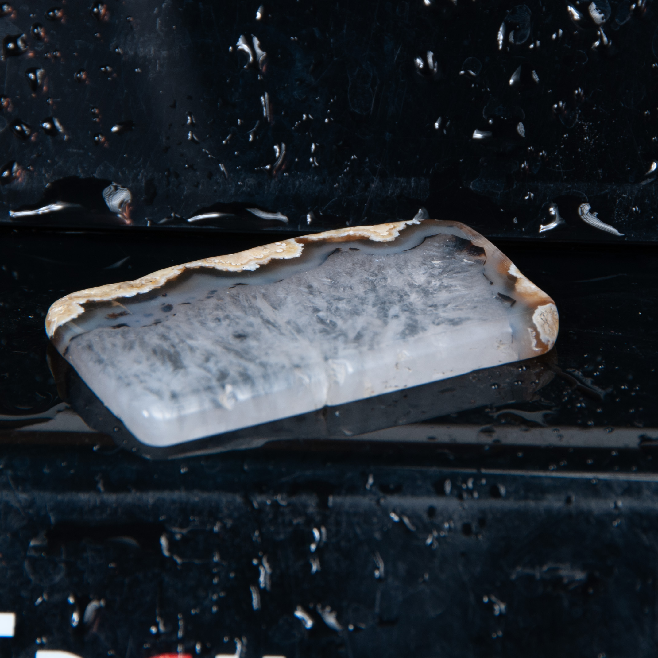 نگین کوارتز با حاشیه عقیق سلیمانی