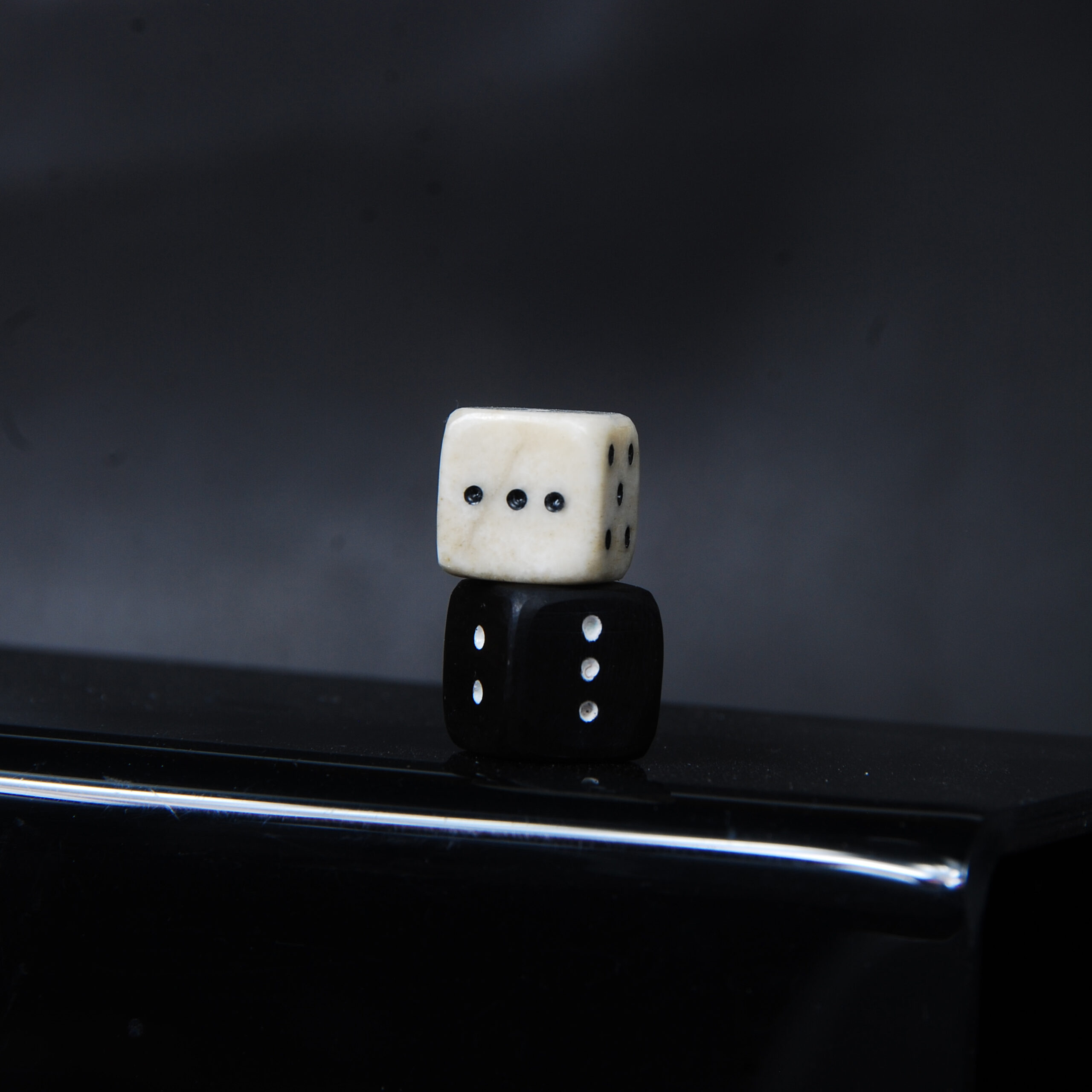 DSC_7346 تاس استخوان شتر و شاخ گاومیش مشکی اصل تراش دست 6گرمی