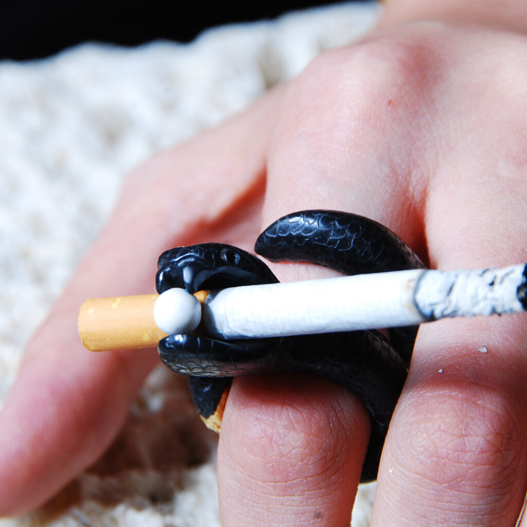 انگشتر و چوب سیگار مار سیاه سنگ اونیکس و ورق طلا 9.14گرم