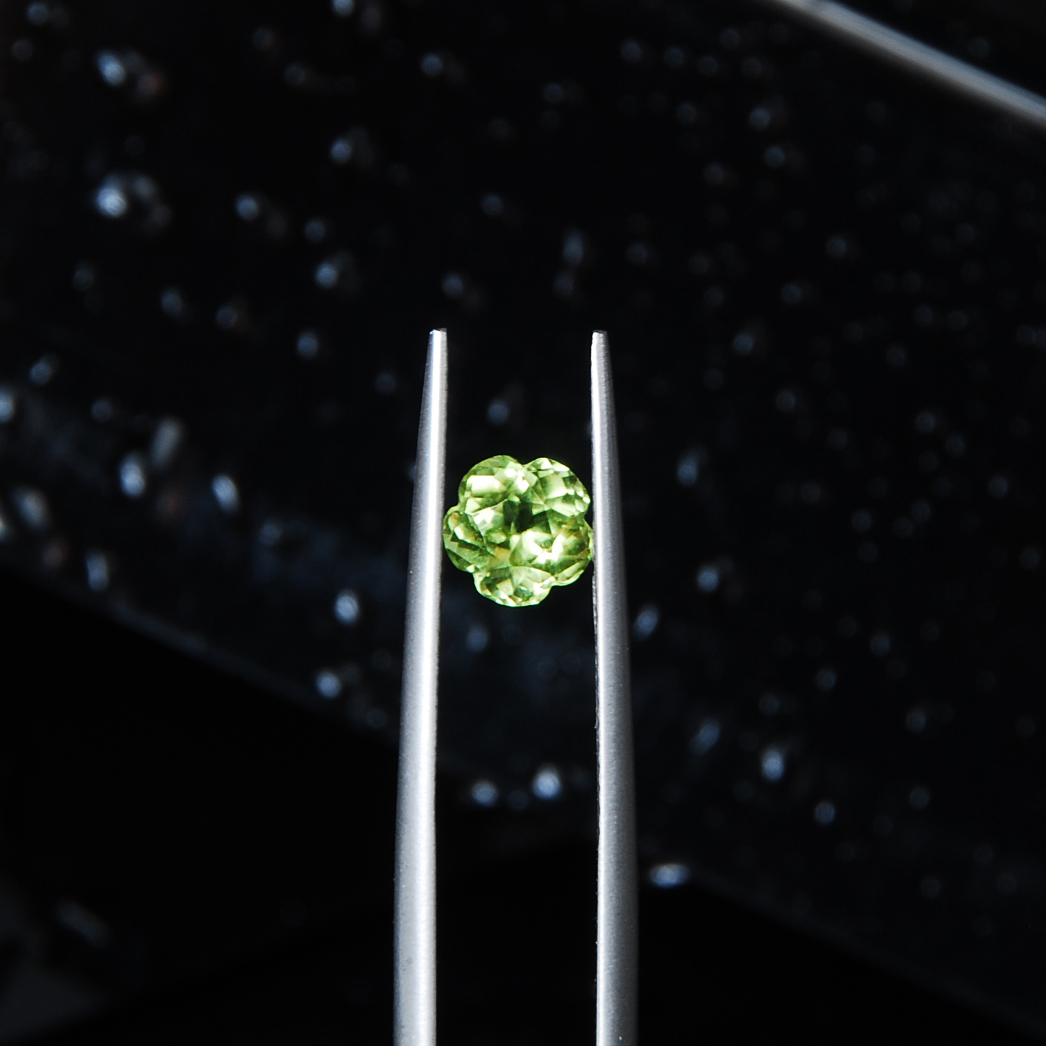 زبرجد فنسی گل 0.95قیراط جلو 1 زبرجد سبز جواهری(فانتزی کات)0.96 قیراط