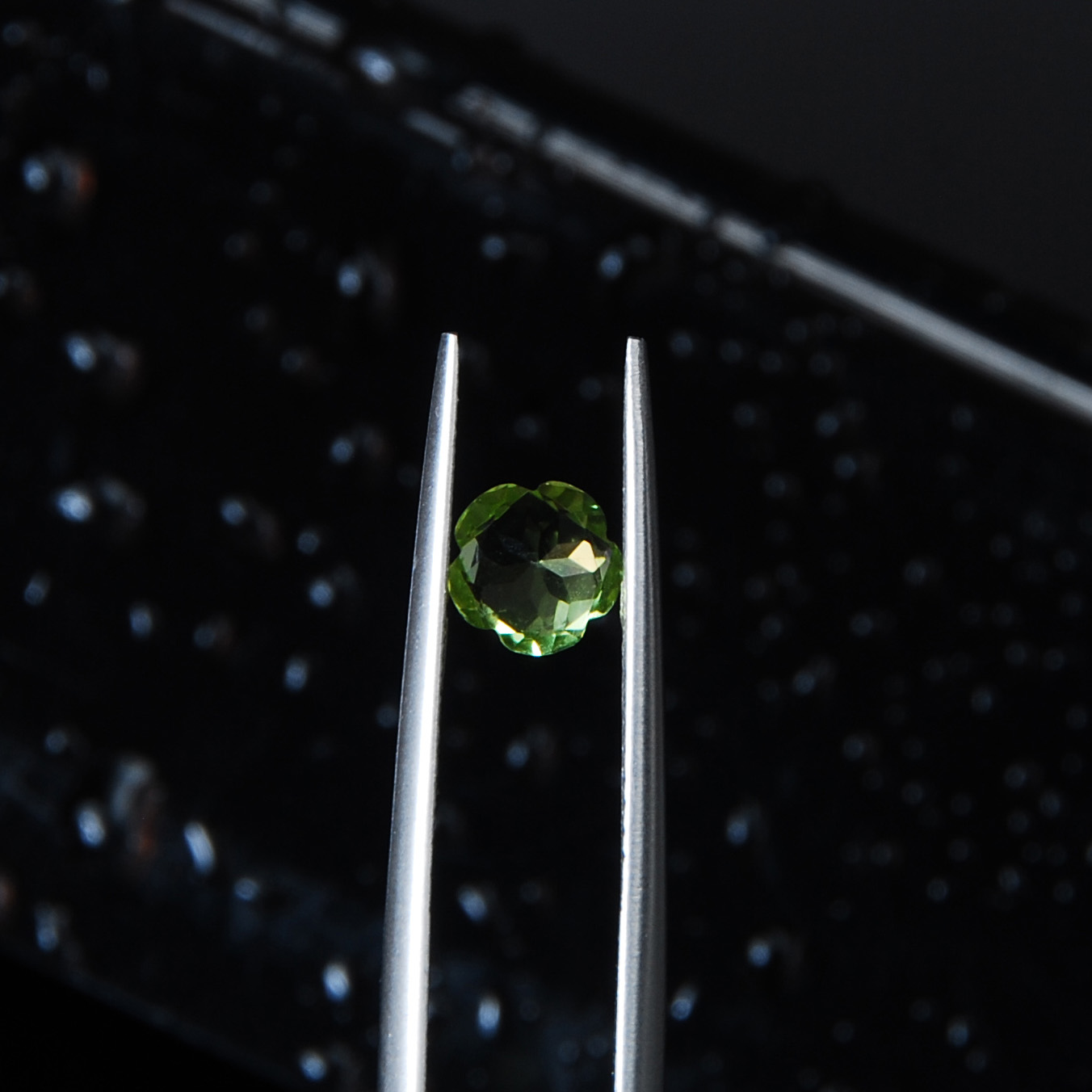 زبرجد فنسی گل 0.95قیراط پشت 1 زبرجد سبز جواهری(فانتزی کات)0.96 قیراط