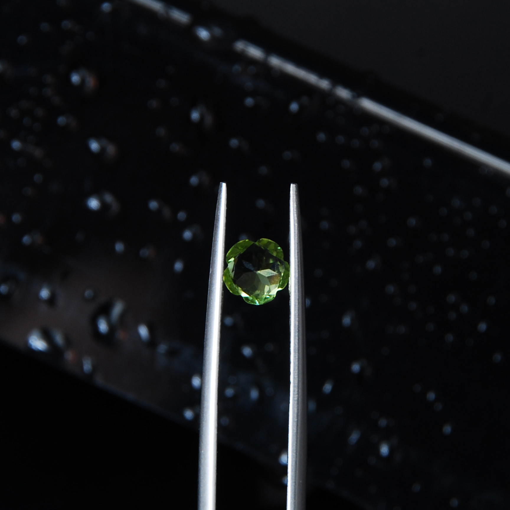 زبرجد فنسی گل 0.95قیراط پشت2 زبرجد سبز جواهری(فانتزی کات)0.96 قیراط