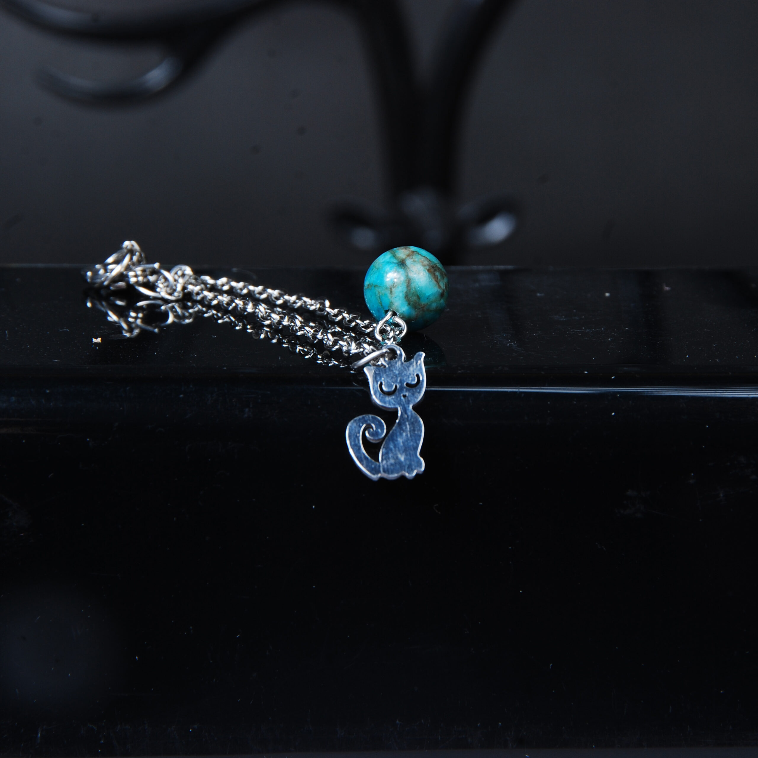 آویز ساعت سنگ فیروزه با آویز گربه (با زنجیر استیل رنگ ثابت )