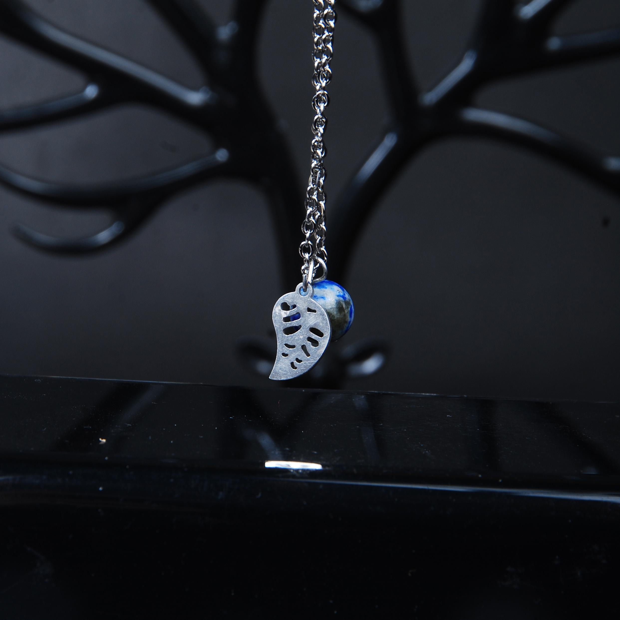 آویز ساعت سنگ سودالیت و آویز برگ (با زنجیر استیل رنگ ثابت )