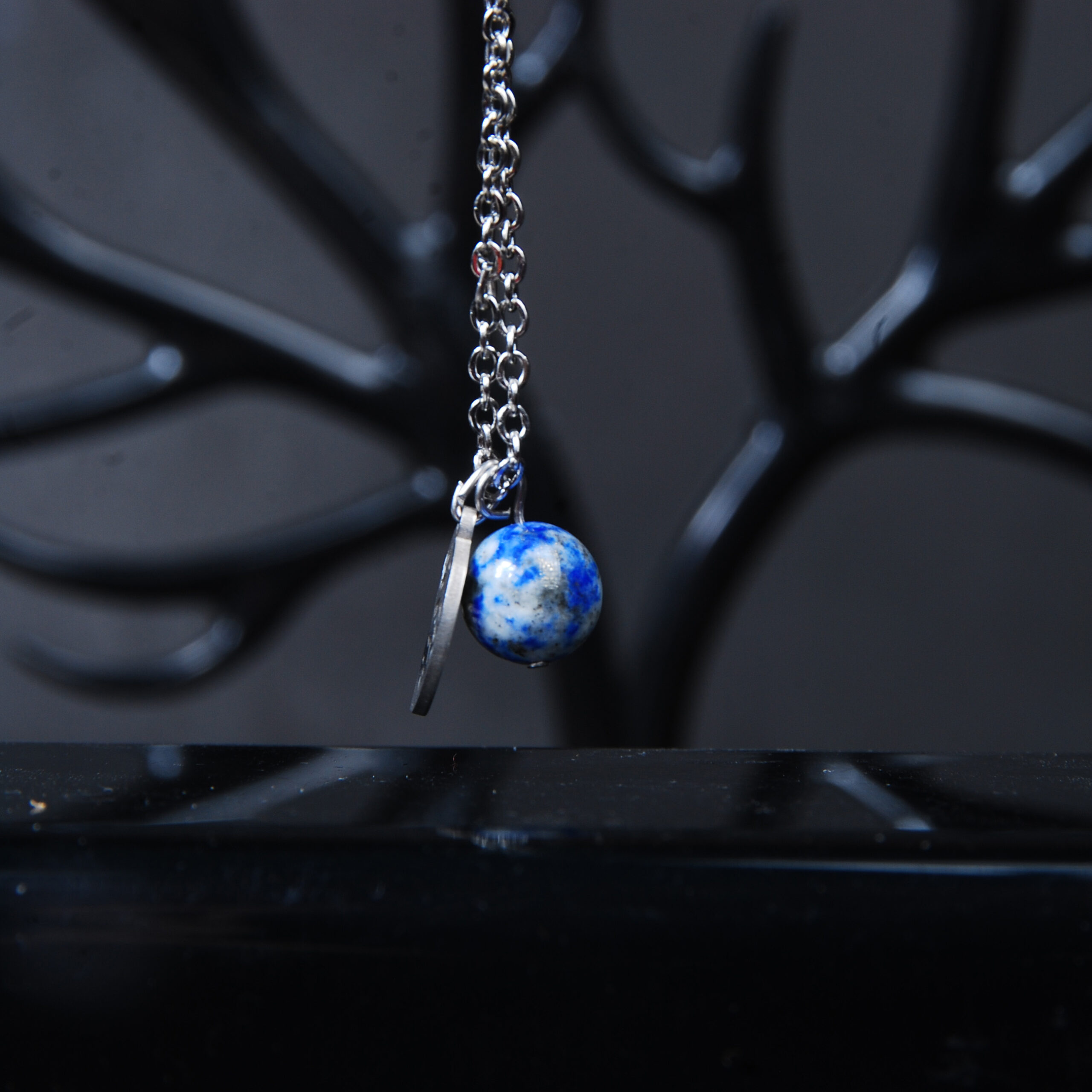 آویز ساعت سنگ سودالیت و آویز برگ (با زنجیر استیل رنگ ثابت )