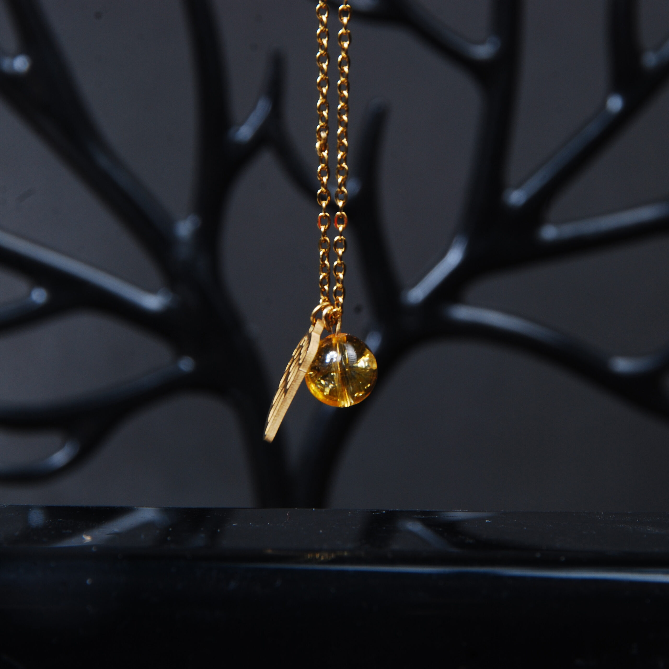 آویز ساعت سنگ سیترین و آویز برگ (با زنجیر استیل رنگ ثابت )