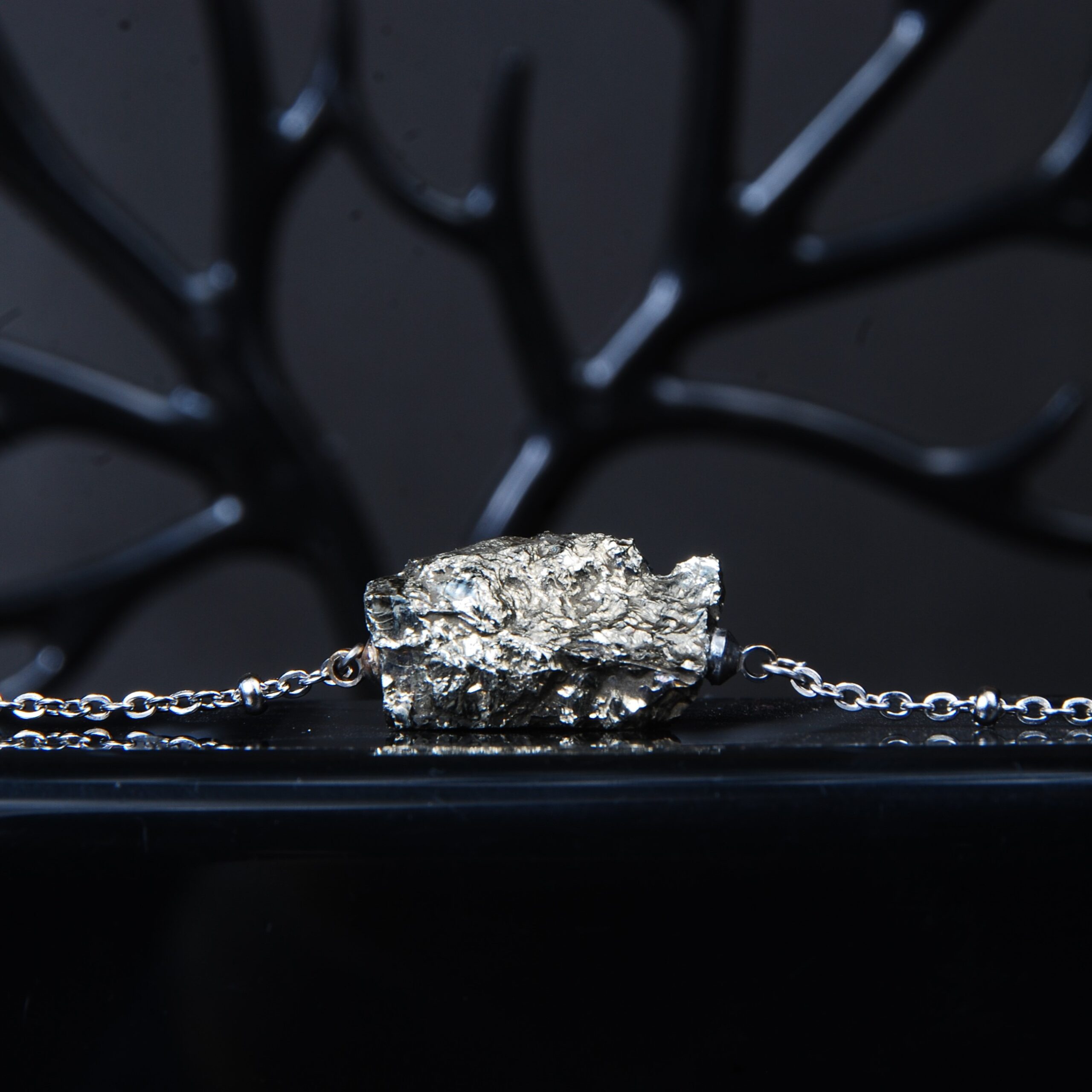 گردنبند پیریت طلایی دفرمه طبیعی 7.65 گرم (همراه با زنجیر استیل رنگ ثابت )