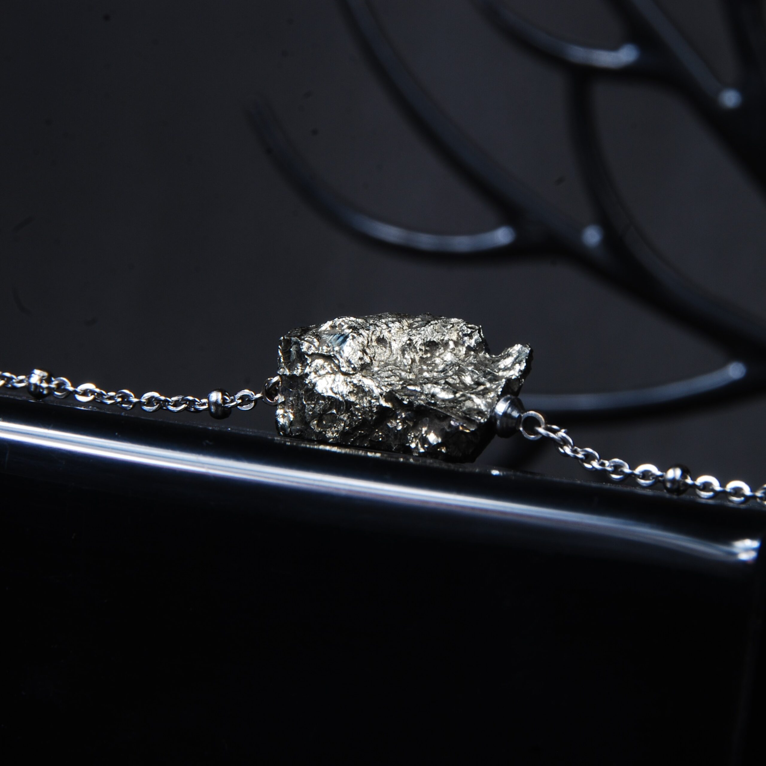 DSC_8394 گردنبند پیریت طلایی دفرمه طبیعی 7.65 گرم (همراه با زنجیر استیل رنگ ثابت )