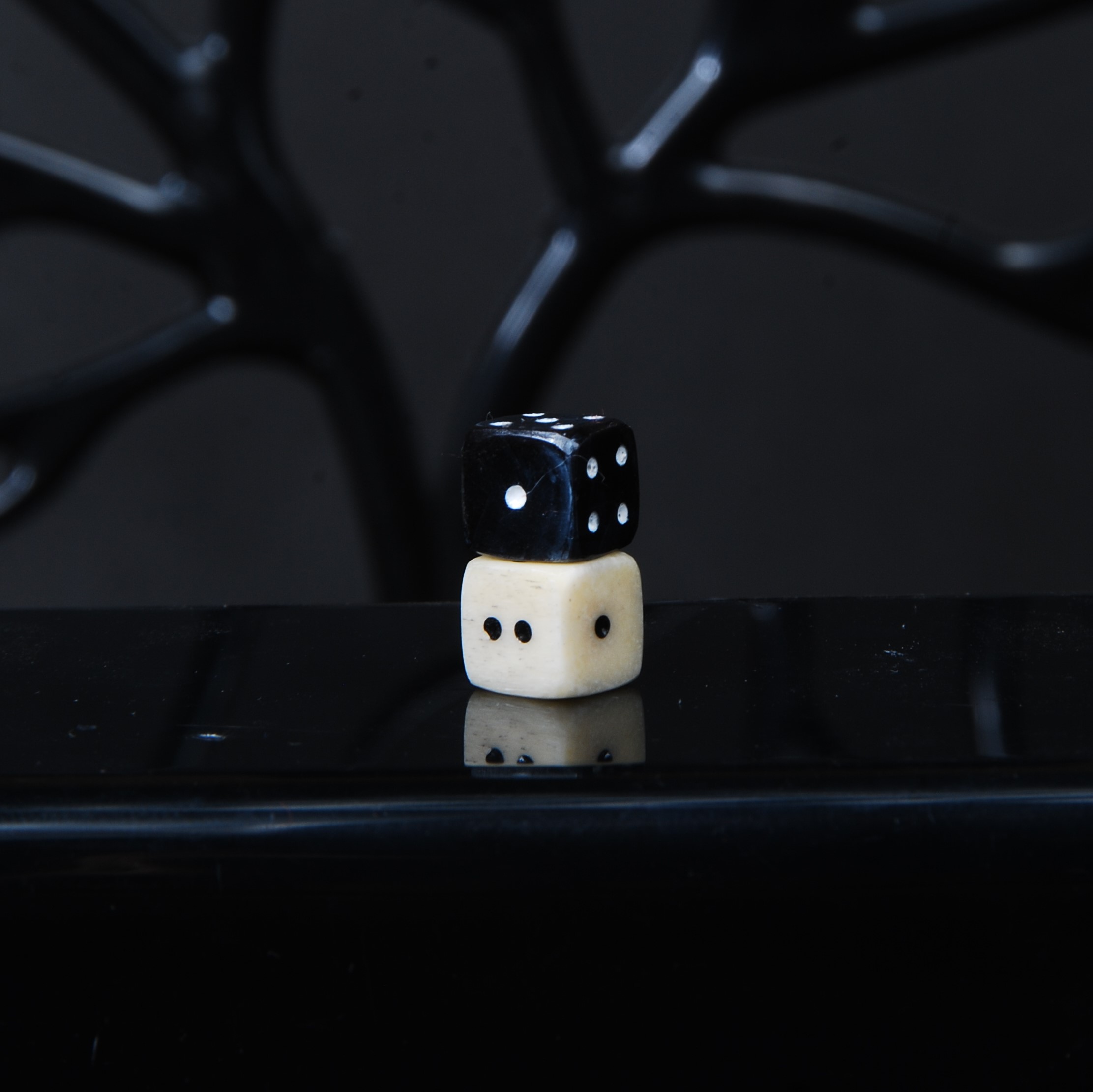 تاس استخوان شتر و شاخ گاومیش مشکی اصل تراش دست 6گرمی (8میل)