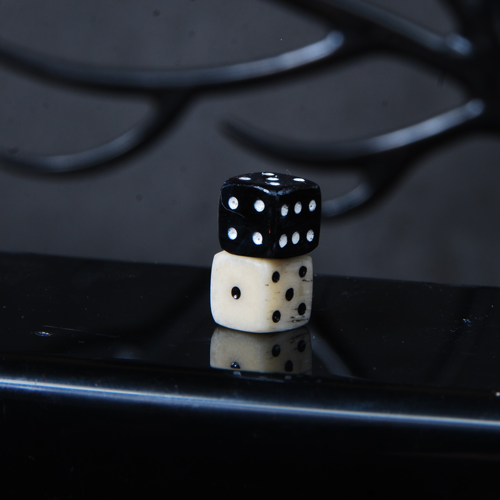 تاس استخوان شتر و شاخ گاومیش مشکی اصل تراش دست 6گرمی (8میل)