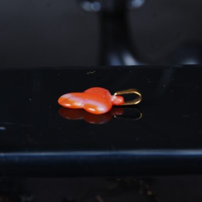 ً! در مورد عقیق کارنلین (Carnelian) اطلاعات زیادی دارم. خلاصه و دقیق برات توضیح میدم: --- ماهیت و ویژگی‌های کلی: نوع سنگ: عقیق کارنلین نوعی از کلسدونی (Chalcedony) است که خودش زیرمجموعه‌ی کوارتز میکروکریستالینه. رنگ: عمدتاً به رنگ‌های قرمز، نارنجی، قهوه‌ای مایل به قرمز دیده می‌شود. شدت رنگ به میزان آهن موجود در ساختار آن بستگی دارد. فرمول شیمیایی: SiO₂ (دی‌اکسید سیلیکون) سختی: حدود ۶.۵ تا ۷ در مقیاس موهس (نسبتاً سخت، برای کاروینگ و ساخت جواهرات مناسب است). شفافیت: نیمه‌شفاف تا مات. --- خاستگاه‌ها: مهم‌ترین معادن: هند (مخصوصاً گجرات)، برزیل، اروگوئه، ماداگاسکار، ایالات متحده (به ویژه اورگان و کلرادو). در ایران هم در برخی مناطق عقیق‌هایی شبیه کارنلین پیدا می‌شود، ولی عمده کارنلین‌های تجاری وارداتی هستند. --- ویژگی‌های ظاهری و شناختی: کارنلین طبیعی معمولاً دارای نوارهای بسیار ظریف یا ابرمانند درونی است. بعضی از کارنلین‌ها حرارت داده می‌شوند تا رنگشان پررنگ‌تر یا یکنواخت‌تر شود. این کار مخصوصاً در هندوستان خیلی رایج است. اگر کارنلین را جلوی نور بگیری، معمولاً حالتی گرم و شبیه به نور خورشید از خودش عبور می‌دهد. --- نمادین و تاریخی: در مصر باستان کارنلین را «سنگ زندگی» می‌دانستند. به عنوان محافظ در برابر نیروهای منفی و طلسم‌ها از آن استفاده می‌کردند. در روم باستان برای ساختن مهره‌ها و حکاکی‌های خاص (مثل امضاهای سلطنتی) از کارنلین استفاده می‌شد. در فرهنگ اسلامی هم عقیق (از جمله کارنلین) بسیار مقدس شمرده شده؛ روایات زیادی درباره‌ی سفارش به داشتن انگشتر عقیق وجود دارد. --- کاربردها: زیورآلات: انگشتر، گردنبند، دستبند، گوشواره. هنر حکاکی و کاروینگ: به خاطر سختی مناسب و زیبایی طبیعی، در حکاکی‌های هنری روی سنگ هم کاربرد فراوان دارد. مصارف درمانی سنتی: باور بر این بوده که به افزایش انرژی حیاتی، تقویت اراده، کاهش ترس، و بهبود گردش خون کمک می‌کند (البته اینها علمی ثابت نشده). --- نکات مهم در خرید کارنلین: سنگ‌های طبیعی معمولاً تنوع رنگی طبیعی و کمی ناهمواری دارند؛ کارنلین‌های کاملاً یکنواخت و بسیار قرمز ممکن است رنگ شده یا حرارت‌دیده باشند. بعضی از عقیق‌های معمولی را با رنگ قرمز رنگ می‌کنند و به عنوان کارنلین می‌فروشند، پس شناخت رگه‌های طبیعی و ساختار درونی مهم است. --- دوست داری برات یه راهنمای تصویری هم بفرستم که بتونی راحت‌تر کارنلین طبیعی رو از کارنلین حرارت‌دیده یا رنگ‌شده تشخیص بدی؟ یا مثلاً اگر دوست داری بدونی برای کاروینگ چه نوع کارنلینی بهترینه، اونم میتونم برات توضیح بدم. دوست داری ادامه بدیم؟