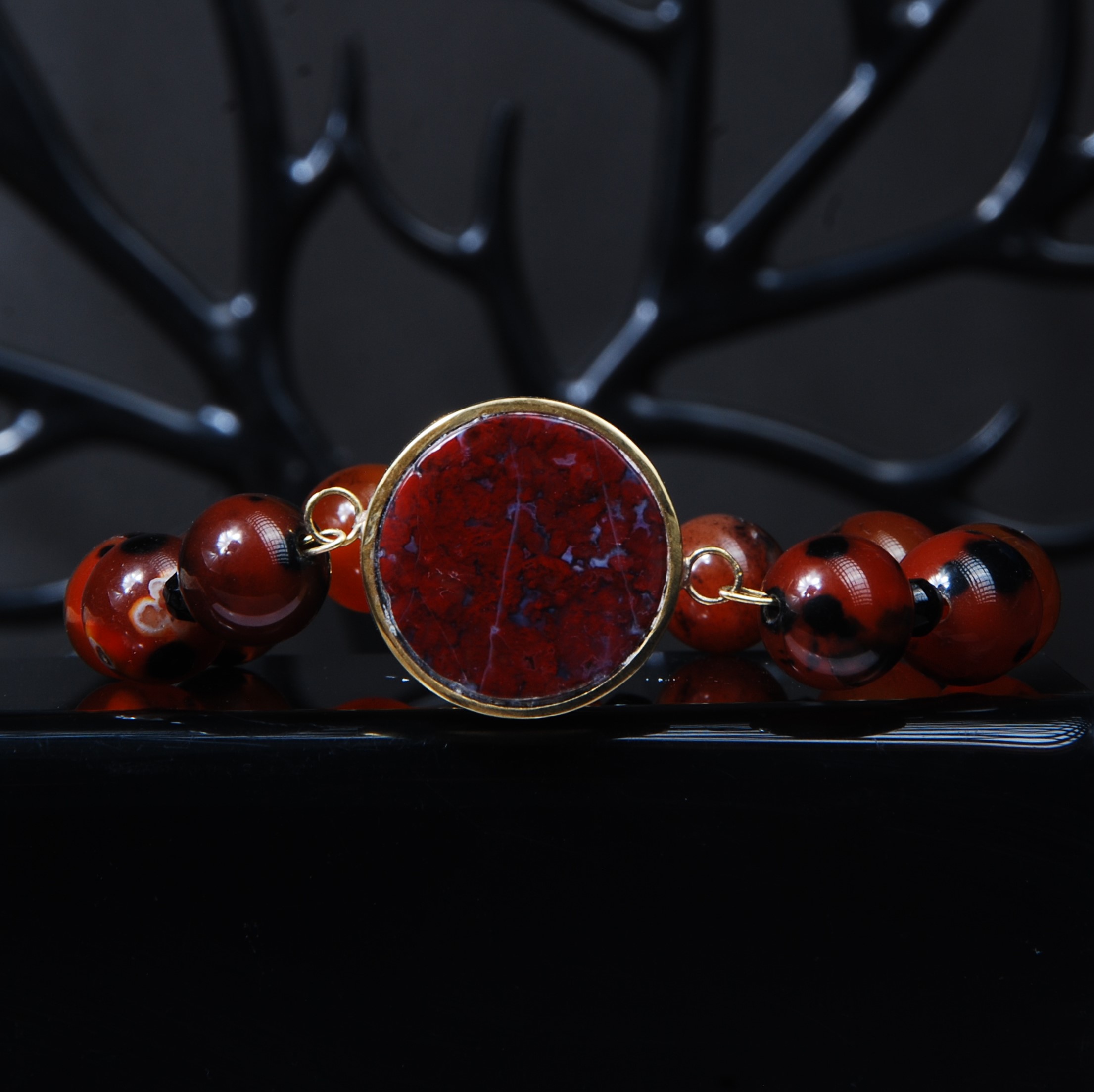 DSC_8621 دستبند عقیق قرمز همراه با قاب برنجی 38.65 گرم