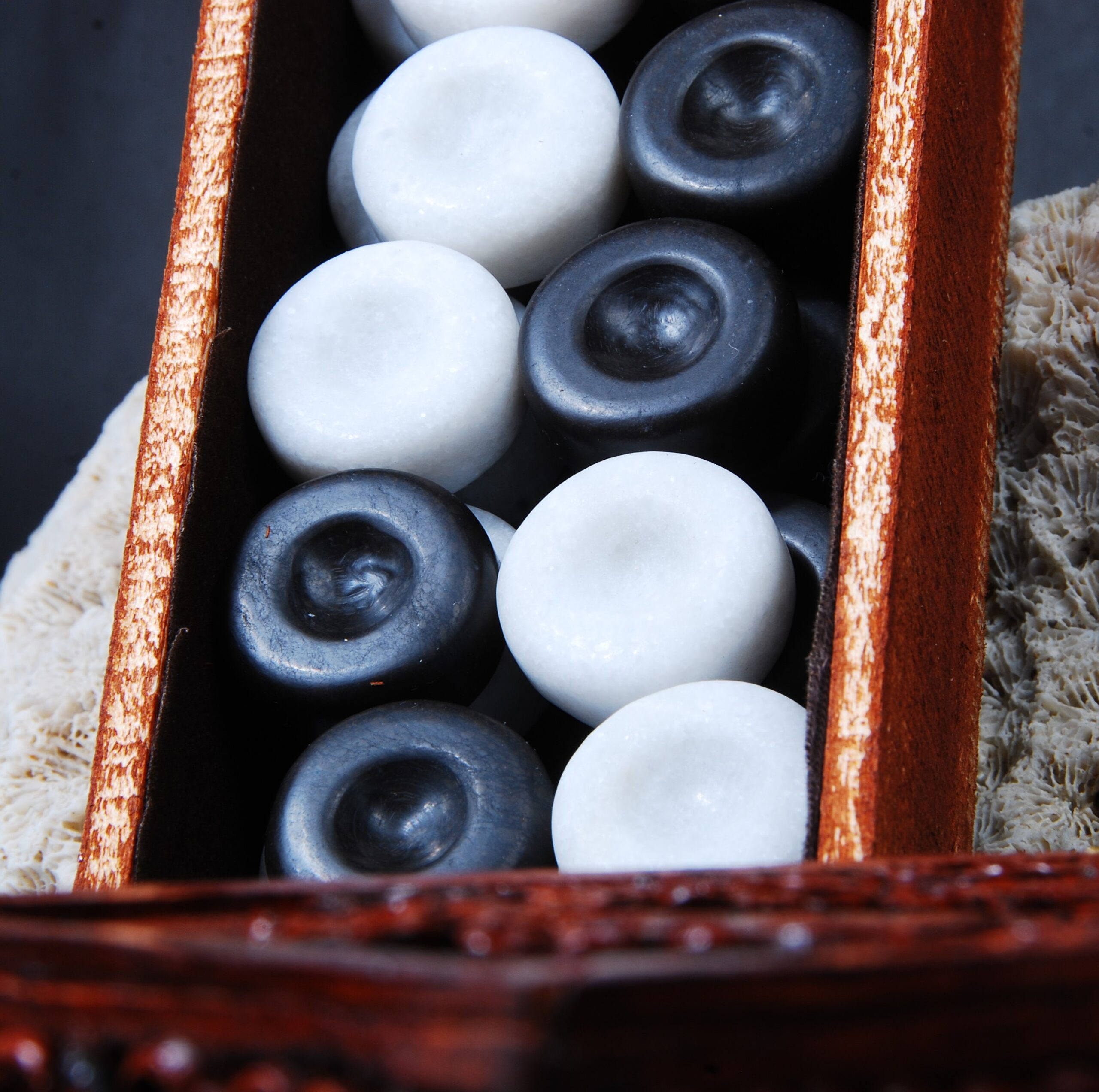 DSC_8640 مهره تخته نرد از جنس سنگ سایز 50 (دستساز )