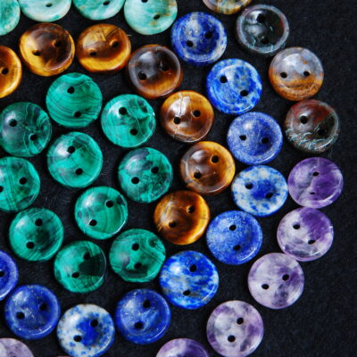 عکس در نور آتلیه ی عکاسی گرفته شده است . دکمه ها به صورت سفارشی ساز می باشد . لطفا برای سفارش دقیق تر ابعاد و رنگ سنگ ها با ما در ارتباط باشید