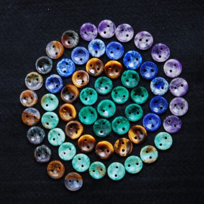 عکس در نور آتلیه ی عکاسی گرفته شده است . دکمه ها به صورت سفارشی ساز می باشد . لطفا برای سفارش دقیق تر ابعاد و رنگ سنگ ها با ما در ارتباط باشید