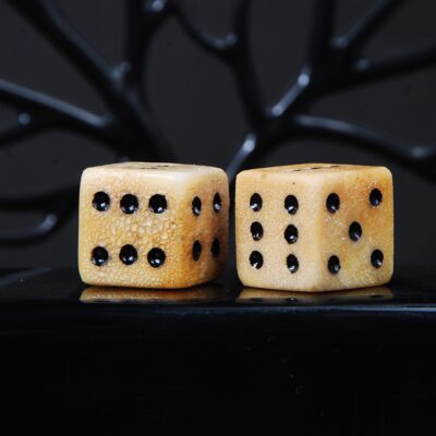 تاس استخوان شتر اصل بزرگ تراش دست 10گرمی