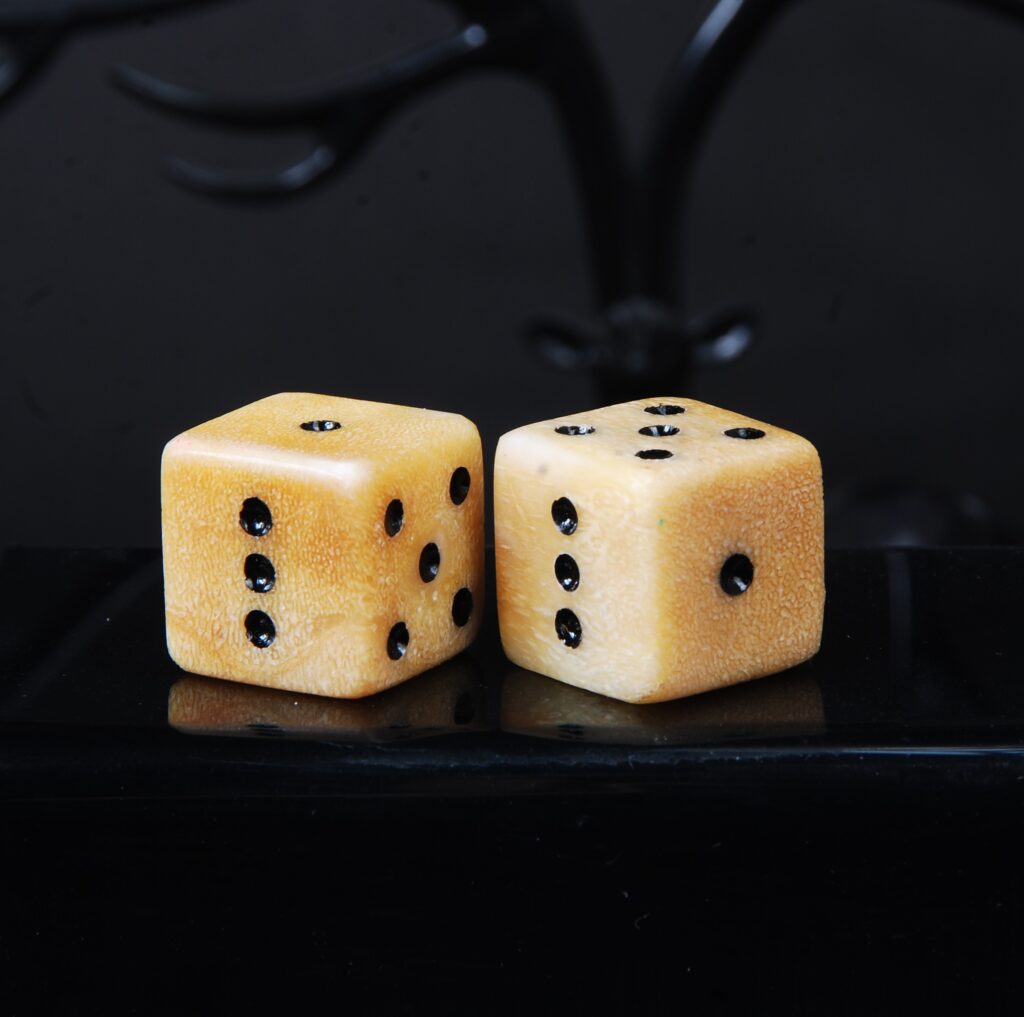 تاس استخوان شتر اصل بزرگ تراش دست 10گرمی