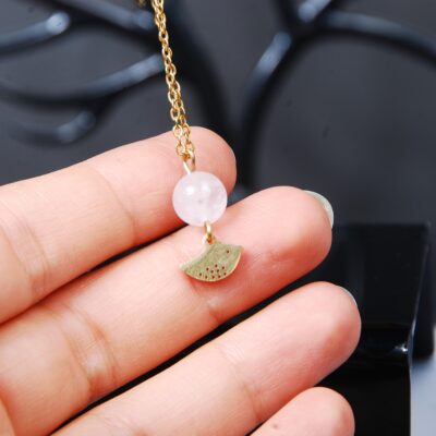 گردنبند رز کوارتز همراه با گنجشک 3.45گرم (زنجیر رنگ ثابت)