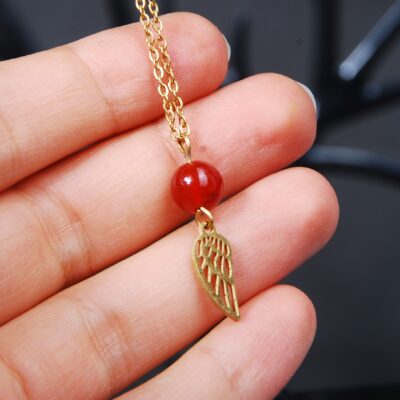 گردنبند عقیق قرمز همراه با آویز بال 3.25 گرم (با زنجیر استیل رنگ ثابت )