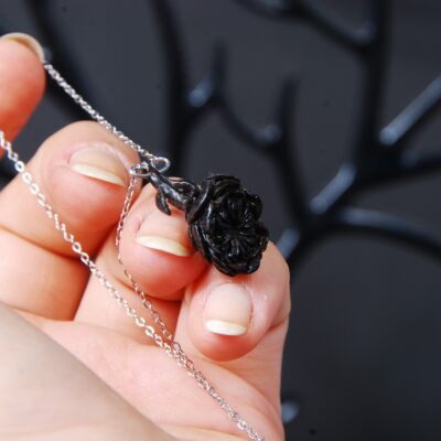 گردنبند گل رز با شاخ گاومیش مشکی 2.45 گرم (زنجیر رنگ ثابت)